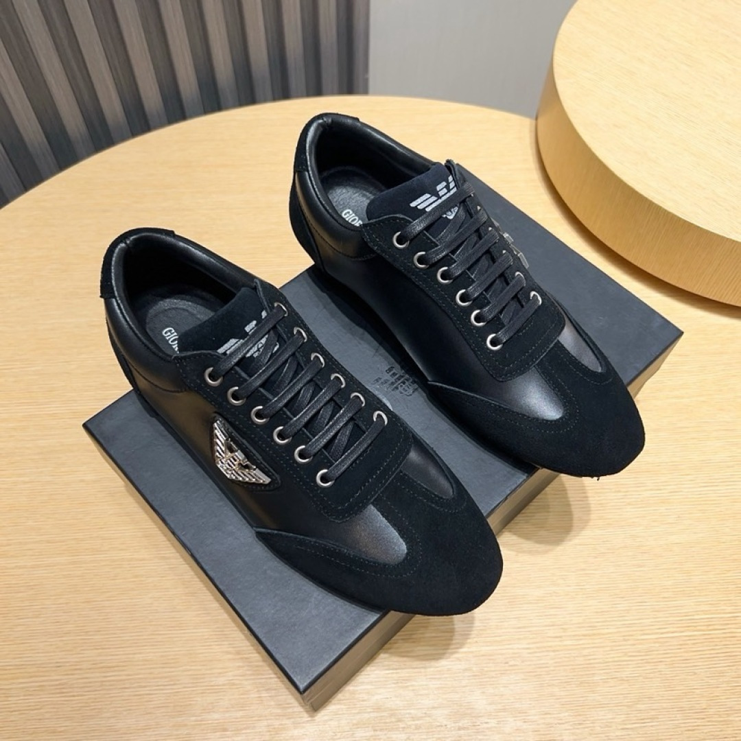 NO:886396,Real price [Armani] Armani's new fashionable men's shoes are carefully crafted into an international brand. This casual shoe combines high-quality fabrics and exquisite craftsmanship. The upper is made of first-layer cowhide!  The feet are padded with sheepskin lining. The upper foot effect is handsome and stylish. The lightweight rubber outsole makes the foot feel light and comfortable!  Fine workmanship, worth owning Size 38-44 (45 is custom-made and non-refundable),,armani,armani,cowhide,sheepskin19860909实价【Armani】阿玛尼新款时尚男鞋精心打造国际品牌 此款休闲鞋集优质面料与精湛工艺于一身,鞋面选用头层牛皮制成！羊皮内里垫脚.上脚效果帅气有型,轻质橡胶大底,脚感轻便舒适！做工精细,值得拥有 Size38-44（45定做不退换）,,armani,armani,cowhide,sheepskin,Men's shoes