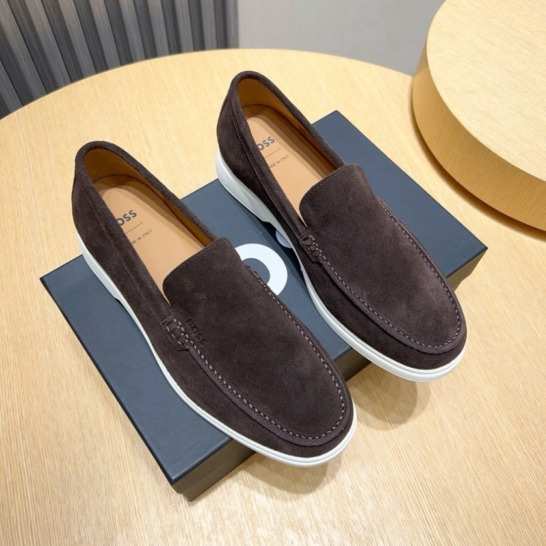 NO:931057,Real-price [BOSS] new men's slip-on shoes. A new model from a well-known brand is grandly launched. It is shipped with a luxurious and high-end design. The upper is made of original fixed-layer cowhide (cowhide lining for feet). The laminated design of the upper has distinct lines and a lightweight rubber outsole. Light luxury style, the upper is breathable and not stuffy, simple and elegant, comfortable and trendy on the foot. Size 38-44 (45 is custom-made and cannot be returned,,cowhide19860909实价【BOSS】新款男仕套脚鞋 知名品牌新款隆重上市 以奢华高端设计出货 鞋面原版定头层牛皮制作（牛皮内里垫脚） 叠层设计鞋面线条感层次分明,轻质橡胶大底.轻奢风格,鞋面透气不闷脚,简约大气,上脚舒适富有潮流感.Size38-44（45定做不退换,,cowhide,Men's shoes