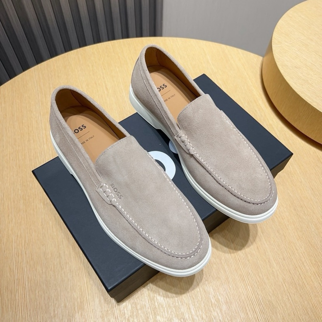 NO:931068,Real-price [BOSS] new men's slip-on shoes. A new model from a well-known brand is grandly launched. It is shipped with a luxurious and high-end design. The upper is made of original fixed-layer cowhide (cowhide lining for feet). The laminated design of the upper has distinct lines and a lightweight rubber outsole. Light luxury style, the upper is breathable and not stuffy, simple and elegant, comfortable and trendy on the foot. Size 38-44 (45 is custom-made and cannot be returned or exchanged),,cowhide19860909实价【BOSS】新款男仕套脚鞋 知名品牌新款隆重上市 以奢华高端设计出货 鞋面原版定头层牛皮制作（牛皮内里垫脚） 叠层设计鞋面线条感层次分明,轻质橡胶大底.轻奢风格,鞋面透气不闷脚,简约大气,上脚舒适富有潮流感.Size38-44（45定做不退换）,,cowhide,Men's shoes