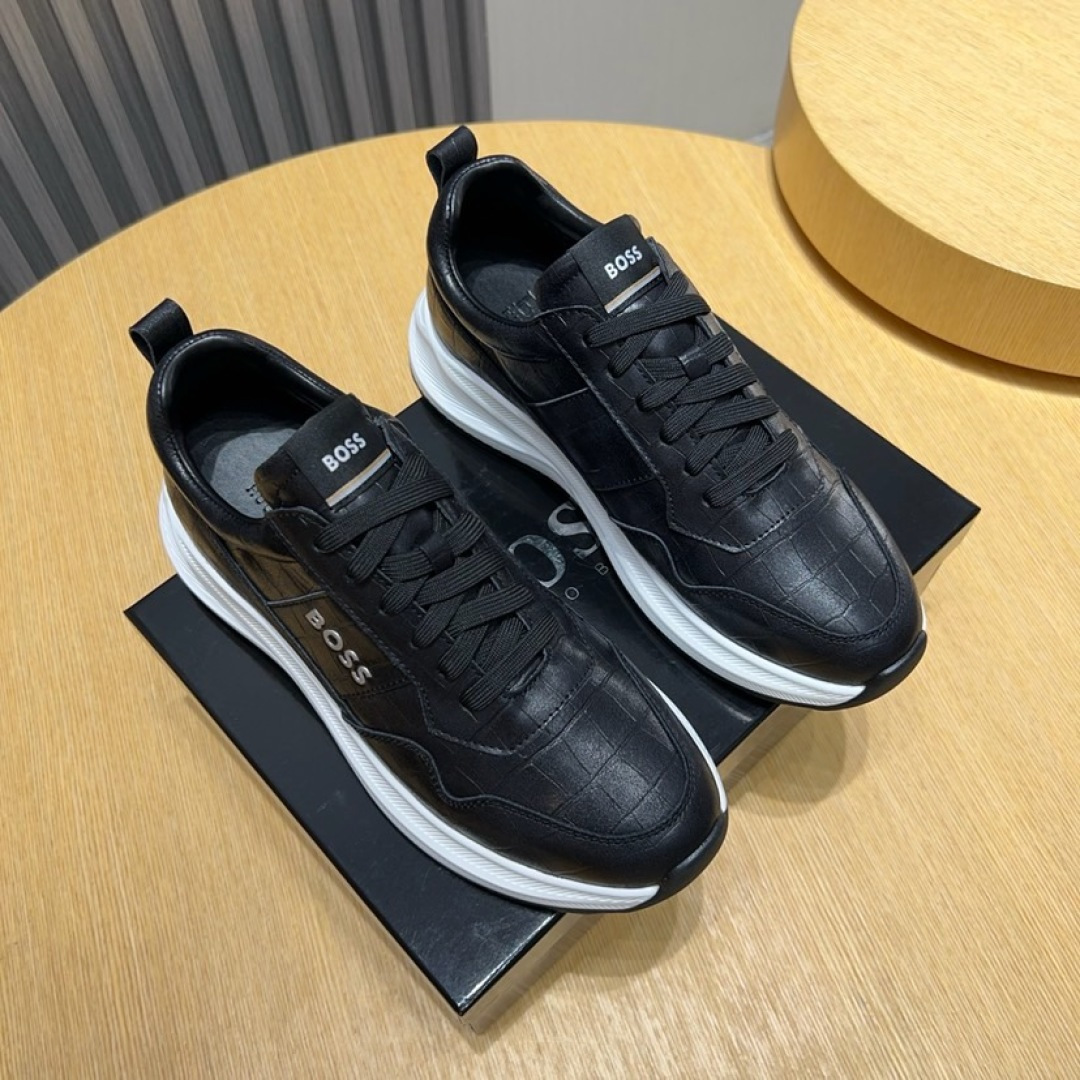 NO:930982,Real price [BOSS] original classic casual shoes. This model is the official flagship model. It has high quality and is made by famous factory designers. The fabric is made of original first-layer cowhide and comfortable sheepskin lining. The perfect last shape and generous and fashionable design have attracted many consumers. They are suitable for drivers to drive. The code number is 38--44 (45 custom-made),,cowhide,sheepskin19860909实价【BOSS】原版经典款休闲鞋本款是官方主打经典款,质量,原厂名师制作,面料采用原版头层牛皮舒适羊皮内里.完美楦型,大方时尚的设计,吸引了众多消费者的追捧,适合司机驾车行驶 码数38--44（45定做）,,cowhide,sheepskin,Men's shoes