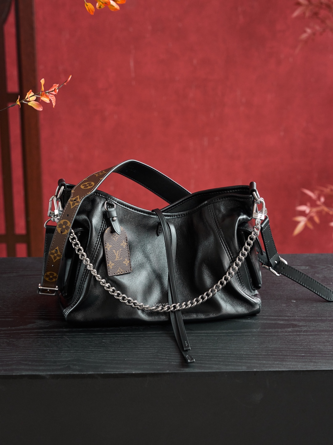 Elegante Bolso Carryall Cargo de Piel con Detalles Metálicos y Bandolera Ajustable