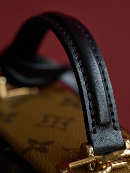 VANITY CHAIN POUCH Handbag M47125, Authentic Italian Craftsmanship and Materials 1 VANITY CHAIN POUCH Handbag M47125, Authentic Italian Craftsmanship and Materials