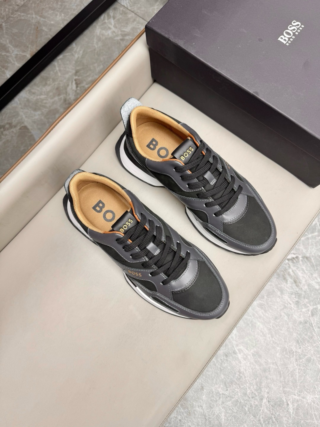 NO:221870,Brand BOSS original color matching, size 39-44 standard codes Price Material BOSS new low-top sneakers are selected for calfskin and mesh material, the tongue is made of branded straps to show interesting brand characteristics. The rubber sole is based on interwoven letter patterns, and the rear decoration is designed with calfskin air compressor logo., BOOS casual shoes, sneakers, cowhide19860909品牌BOSS 颜色原版配色 码数39-44标准码 价格 材质BOSS新款低帮运动鞋 精选小牛皮搭配网布材质制作,鞋舌以品牌饰带饰边,展现趣味品牌特色.橡胶鞋底以交织字母图案为基础,后饰片则采用小牛皮空压logo设计.,BOOS 休闲鞋,sneakers,cowhide,Men's shoes