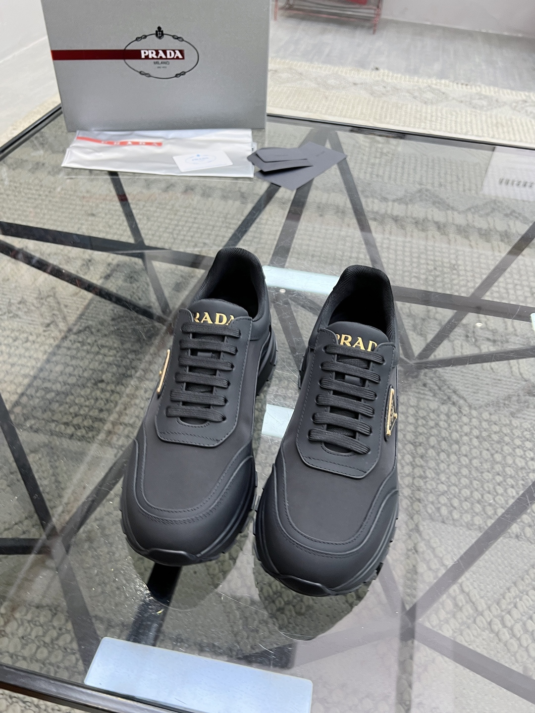 NO:222414,Brand P R A D A Color Original Color Pair Number 38-44 Customized 45.46 Price Material Prada New Product Original Single-Custom Low-top Casual Sports Shoes!  The upper is made of original cowhide with cowhide inner lining. The original molded sole of cowhide is made of high quality. Prada, prada, sneakers, cowhide19860909品牌P R A D A 颜色原版配色 码数38-44定做45.46 价格 材质普拉达新品原单货低帮休闲运动鞋！鞋面采用原版牛皮搭配牛皮内里 牛皮垫脚原版开模大底、高品质值得拥有,普拉达,prada,sneakers,cowhide,Men's shoes