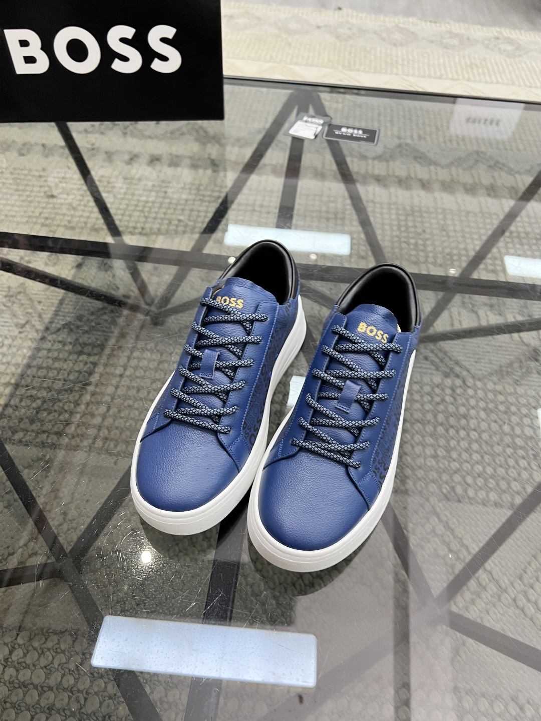 NO:222418,Brand BOSS original color matching Size 39-44 Customized 38.45 Price Material BOSS new casual shoes This sneaker is made of cowhide material, and the tongue is made of branded straps to show interesting brand characteristics. The rubber sole is based on interwoven letter patterns, and the rear decoration is designed with calfskin air compressor logo., BOOS casual shoes, sneakers, cowhide19860909品牌BOSS 颜色原版配色 码数39-44定做38.45 价格 材质BOSS新款休闲鞋 这款运动鞋精选牛皮材质制作,鞋舌以品牌饰带饰边,展现趣味品牌特色.橡胶鞋底以交织字母图案为基础,后饰片则采用小牛皮空压logo设计.,BOOS 休闲鞋,sneakers,cowhide,Men's shoes