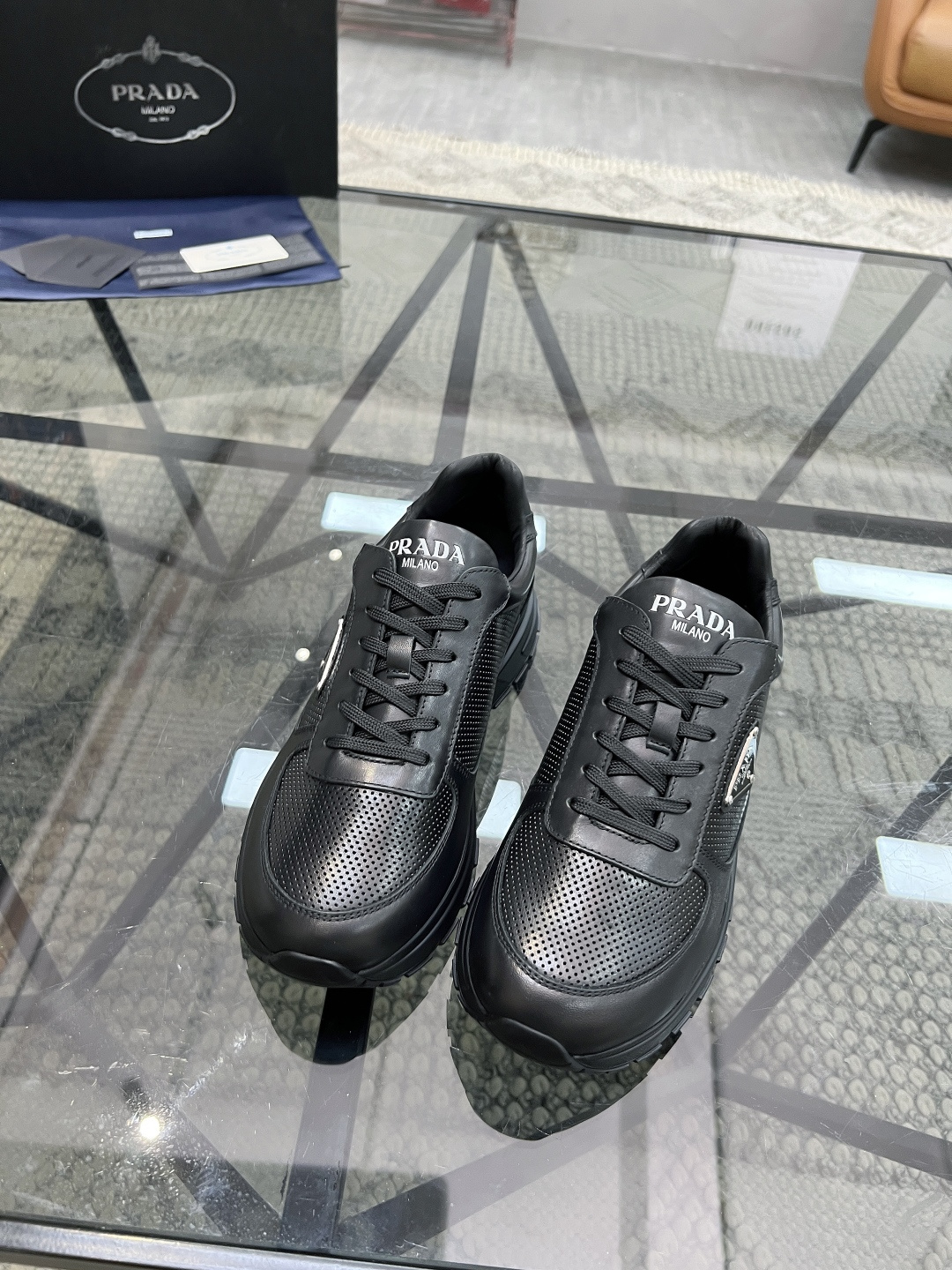 NO:222407,Brand P R A D A Color Original Color Pair Number 38-44 Customized 45.46 Price Material Prada New Product Original Single-Custom Low-top Casual Sports Shoes!  The upper is made of original soft cowhide with Prada logo cowhide inner lining. The original molded outsole of cowhide is made of high quality, worth owning. Prada, prada, sneakers, cowhide19860909品牌P R A D A 颜色原版配色 码数38-44定做45.46 价格 材质普拉达新品原单货低帮休闲运动鞋！鞋面采用原版柔软牛皮搭配普拉达标识牛皮内里 牛皮垫脚原版开模大底、高品质值得拥有,普拉达,prada,sneakers,cowhide,Men's shoes