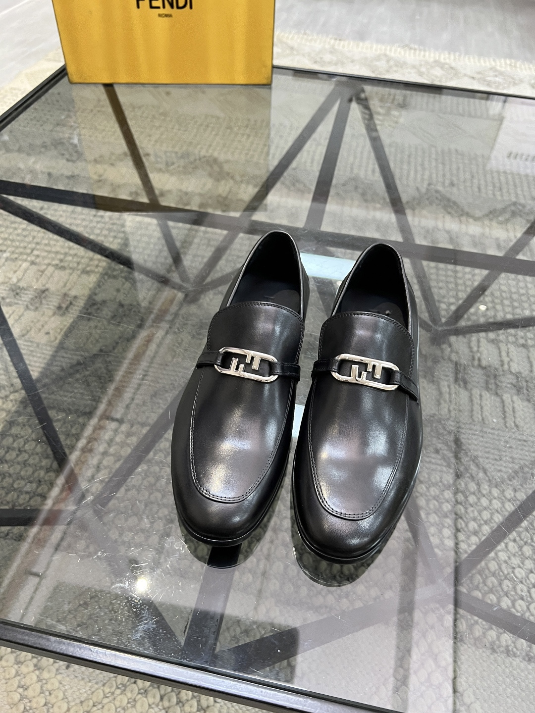 NO:222380,Brand FENDI color original color matching number 39-44 customized 38.45.46 Price Material new Fendi style Business Loafers Original high-quality upper imported cowhide making Cowhide feet, cowhide inner style fashionable dynamic (original genuine leather sole) simple and generous casual and fashionable, Fendi leather shoes, fendi, fendi, loafers, cowhide, Leather soles19860909品牌FENDI 颜色原版配色 码数39-44定做38.45.46 价格 材质芬迪新款 商务 乐福鞋 原版高品质鞋面进口牛皮制作 牛皮垫脚、牛皮内里版型时尚 动感十足（原版真皮大底）简洁大方休闲时尚,芬迪皮鞋,fendi,fendi,loafers,cowhide,Leather soles,Men's shoes