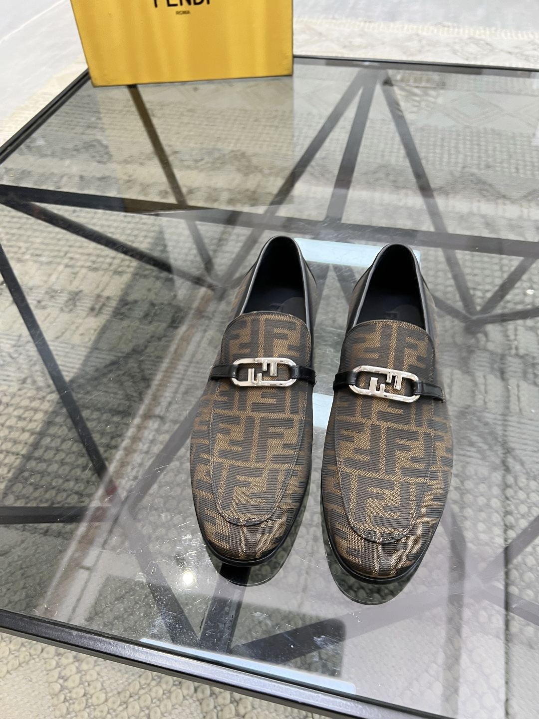 NO:222386,Brand FENDI color original color matching Size 39-44 Custom made 38.45 Price Material Fendi new style Business Loafers Original high-quality upper imported cowhide making Cowhide feet, cowhide inner style fashionable dynamic (original genuine leather sole) simple and generous casual and fashionable, Fendi leather shoes, fendi, fendi, loafers, cowhide, Leather soles19860909品牌FENDI 颜色原版配色 码数39-44定做38.45 价格 材质芬迪新款 商务 乐福鞋 原版高品质鞋面进口牛皮制作 牛皮垫脚、牛皮内里版型时尚 动感十足（原版真皮大底）简洁大方休闲时尚,芬迪皮鞋,fendi,fendi,loafers,cowhide,Leather soles,Men's shoes