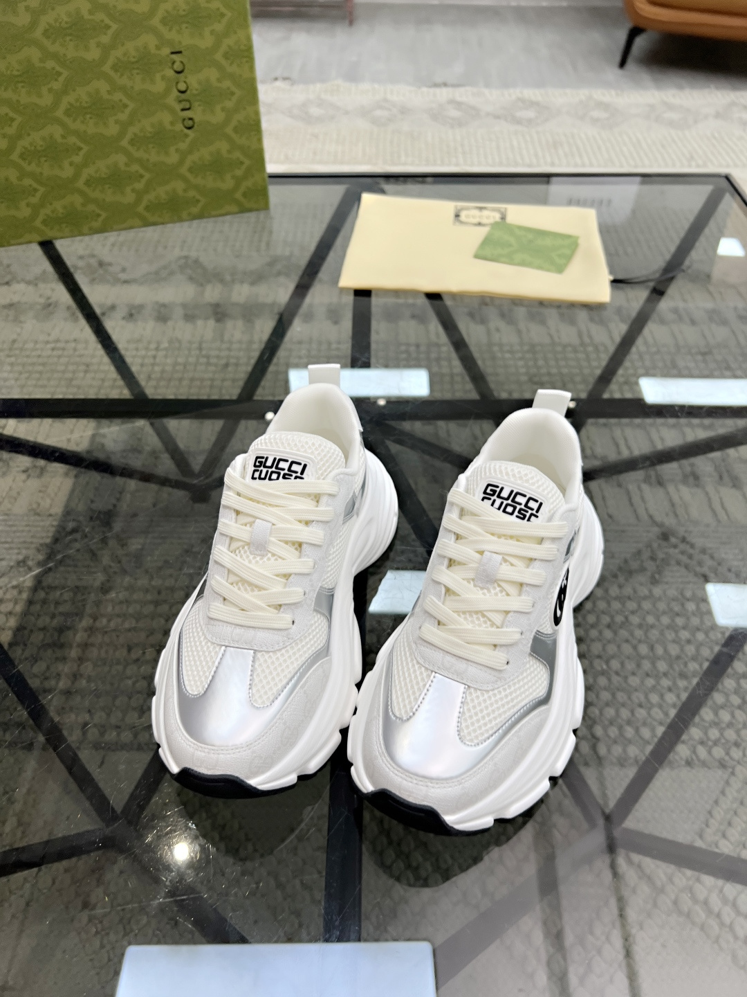 NO:222525,Brand G U C C I Color Original Color Pair Number 38-44 Customized 45 Price Material Guqi 2025 Top-level · Original Individual Product!  Premium and trendy men's sports and casual shoes!  A unique personality!  The upper is made of imported cowhide with Guqi printed logo spliced ​​cowhide inner lining. The original molded sole is high-quality and worthy of possession. Guqi casual shoes, cowhide19860909品牌G U C C I 颜色原版配色 码数38-44定做45 价格 材质古奇2025顶级·原单货！精品好货潮男运动休闲鞋！与众不同的个性！鞋面采用进口牛皮搭配古奇印花logo拼接牛皮内里 原版开模大底、高品质值得拥有,古奇 休闲鞋,cowhide,Men's shoes