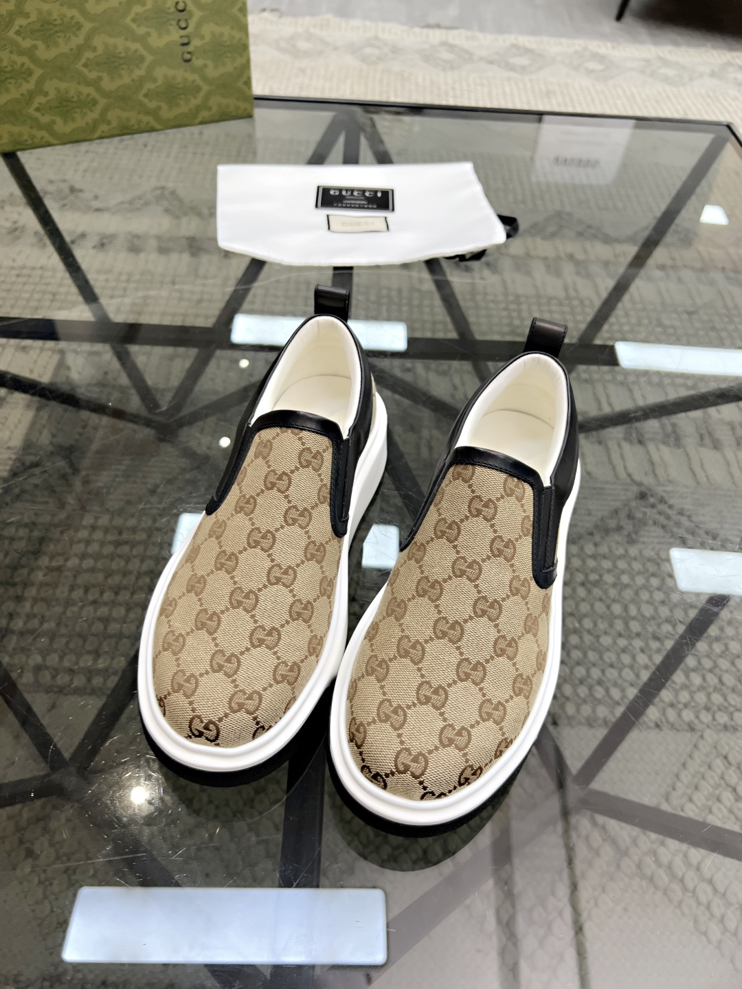 NO:222593,Brand G U C C I color original color matching Number of 38-44 Customized 45.46 Price Material Guqi counter synchronizes new casual shoes!  High quality Top version 1:1 made fashionable and trendy details impeccable with imported calfskin made of soft and comfortable cowhide inner foot feeling comfortable and superior quality original outsole, Guqi casual shoes, cowhide19860909品牌G U C C I 颜色原版配色 码数38-44定做45.46 价格 材质古奇专柜同步新品休闲鞋！高品质 顶级版本1:1制作时尚潮流细节无可挑剔采用进口小牛皮制作柔软舒适牛皮内里脚感舒适品质优越原版大底,古奇 休闲鞋,cowhide,Men's shoes