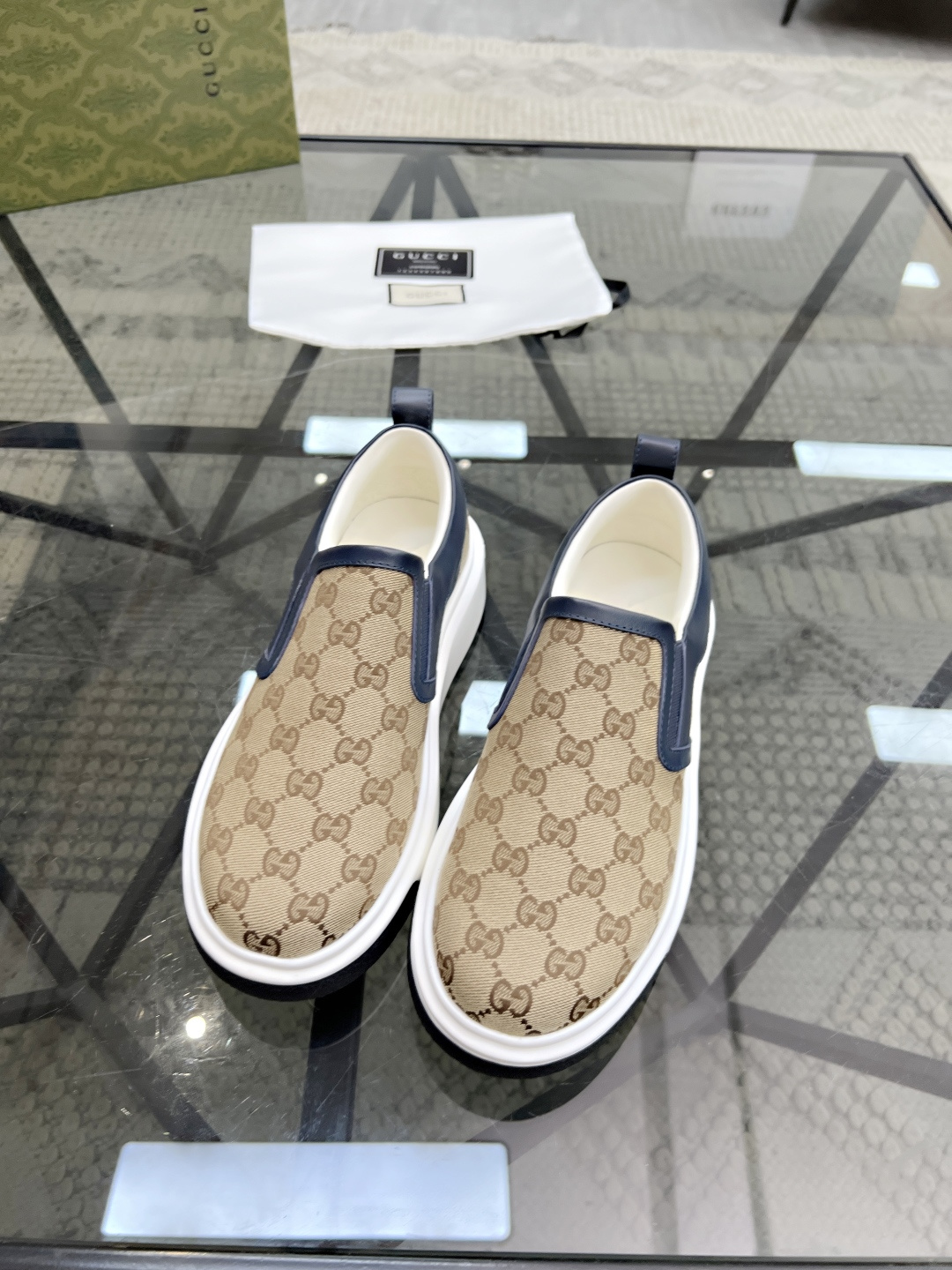 NO:222609,Brand G U C C I color original color matching Number of 38-44 Customized 45.46 Price Material Guqi counter synchronizes new casual shoes!  High quality Top version 1:1 made fashionable and trendy details impeccable with imported calfskin made of soft and comfortable cowhide inner foot feeling comfortable and superior quality original outsole, Guqi casual shoes, cowhide19860909品牌G U C C I 颜色原版配色 码数38-44定做45.46 价格 材质古奇专柜同步新品休闲鞋！高品质 顶级版本1:1制作时尚潮流细节无可挑剔采用进口小牛皮制作柔软舒适牛皮内里脚感舒适品质优越原版大底,古奇 休闲鞋,cowhide,Men's shoes