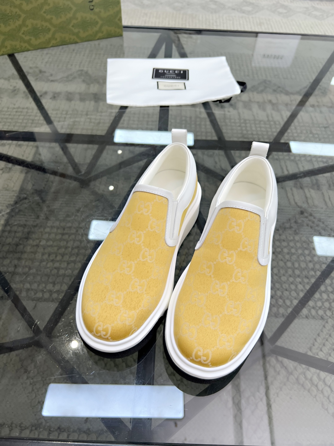 NO:222565,Brand G U C C I color original color matching Number of 38-44 Customized 45.46 Price Material Guqi counter synchronizes new casual shoes!  High quality Top version 1:1 made fashionable and trendy details impeccable with imported calfskin made of soft and comfortable cowhide inner foot feeling comfortable and superior quality original outsole, Guqi casual shoes, cowhide19860909品牌G U C C I 颜色原版配色 码数38-44定做45.46 价格 材质古奇专柜同步新品休闲鞋！高品质 顶级版本1:1制作时尚潮流细节无可挑剔采用进口小牛皮制作柔软舒适牛皮内里脚感舒适品质优越原版大底,古奇 休闲鞋,cowhide,Men's shoes