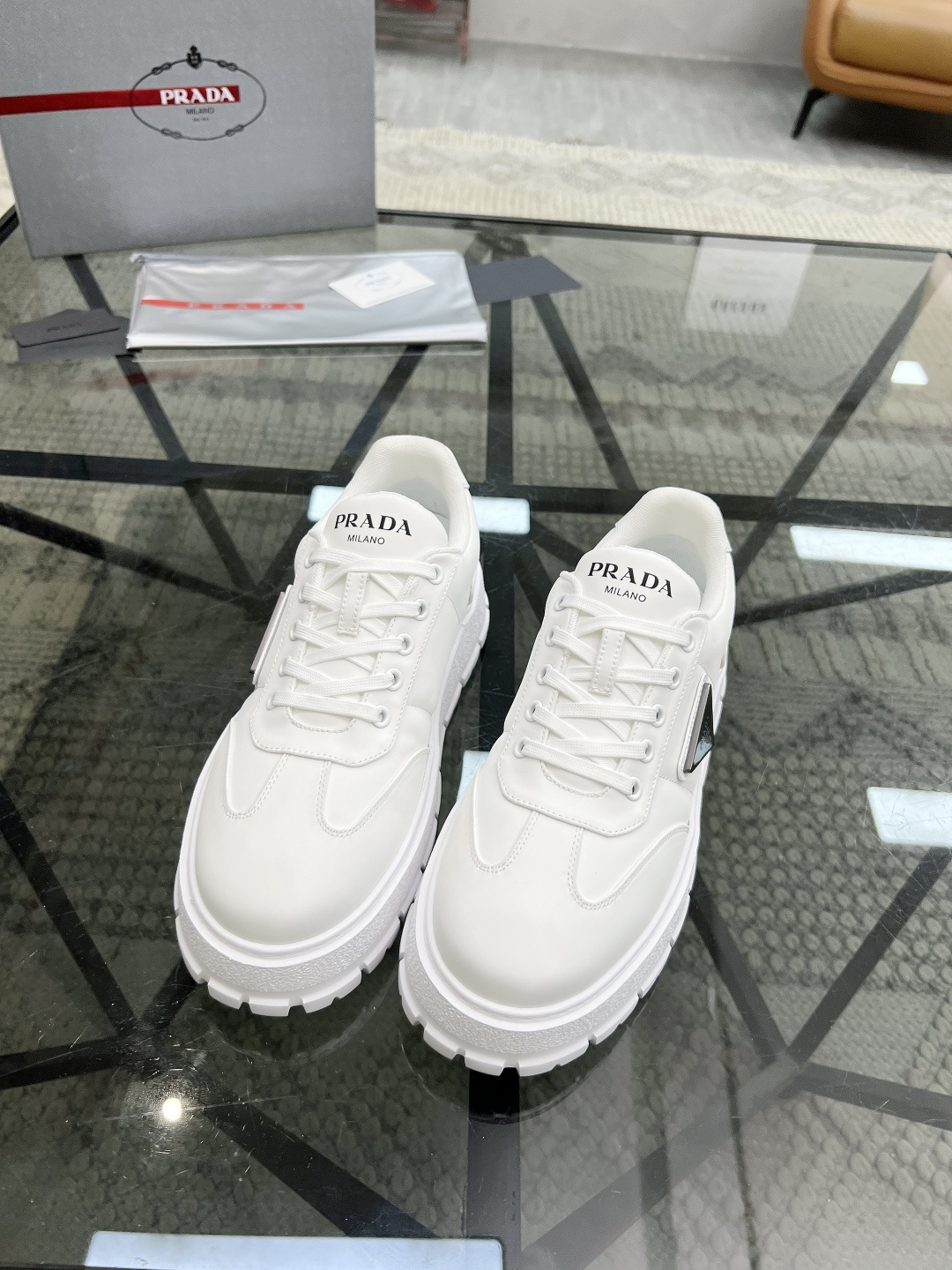 NO:223362,Brand P R A D A Color Original Color Pair Number 38-44 Customized 45. Price Material Prada New Product Original Single-Custom Low-top Casual Sports Shoes!  The upper uses original nylon cloth cowhide inner lining, cowhide foot pad original mold open sole, high quality worth owning, Prada, sneakers, cowhide19860909品牌P R A D A 颜色原版配色 码数38-44定做45. 价格 材质普拉达新品原单货低帮休闲运动鞋！鞋面采用原版尼龙布牛皮内里 牛皮垫脚原版开模大底、高品质值得拥有,普拉达,prada,sneakers,cowhide,Men's shoes