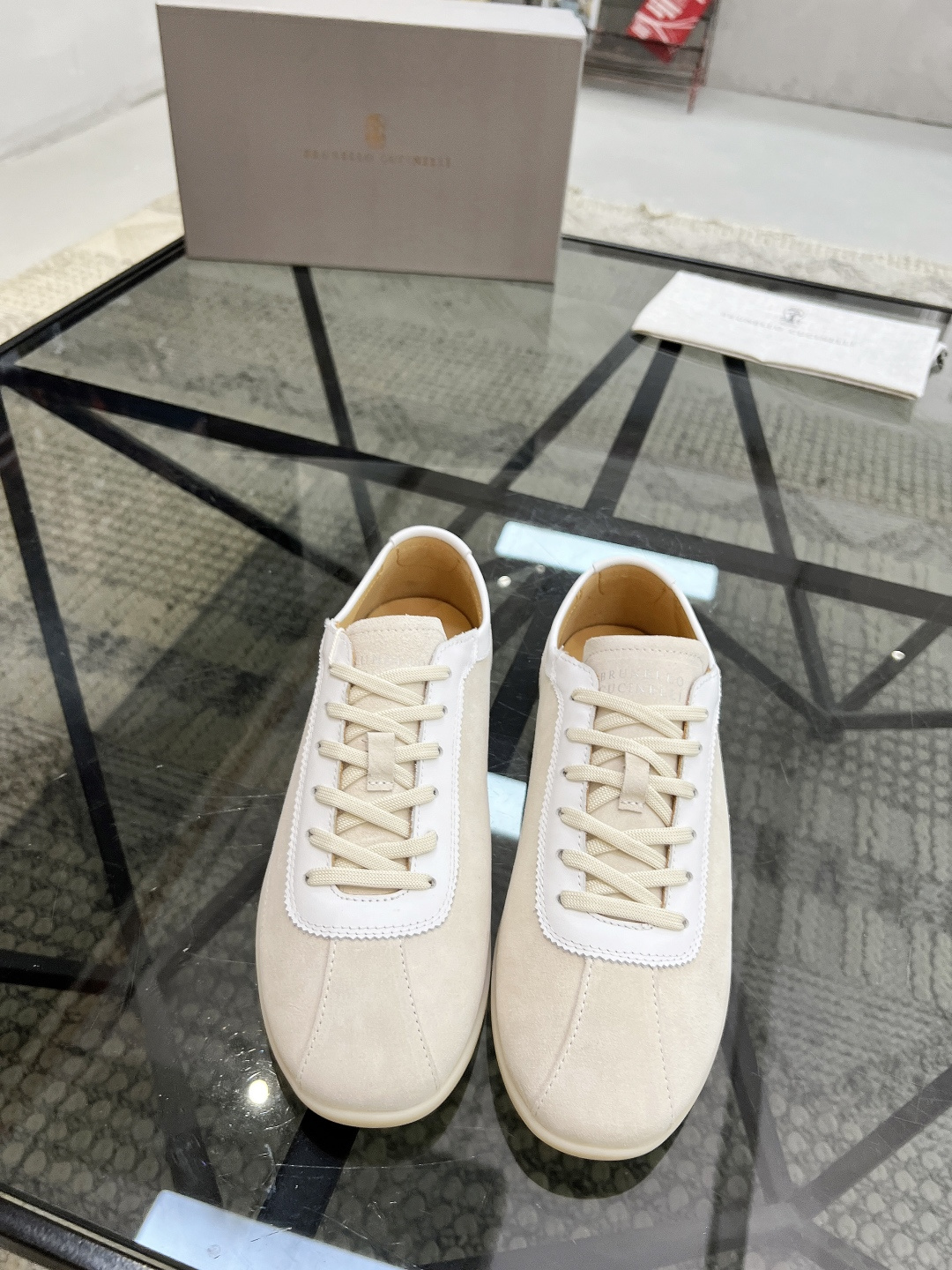 NO:223340,Brand Brunello Cucinelli Color Original Color Pair Number 39-44 Customized 38.45 Price Material BC New Style Casual Shoes!  Original single quality This brand is the world's top luxury brand from Italy. The fabric is made of semi-polished full-grain calfskin   suede imported from Italy. The inner layer is a white benzene dyed calfskin inner lining. The brand's special logo movable foot pad is matched with an ultra-light, high elastic and environmentally friendly white IP sole. The personalized logo on the outsole and the unique fine-line groove design, which instantly bursts in luxury!  ,BC casual shoes, brunello cucinelli,cowhide,chamois leather19860909品牌Brunello Cucinelli 颜色原版配色 码数39-44定做38.45 价格 材质BC新款 休闲鞋！原单品质此品牌是来自意大利的世界顶级奢侈品牌 面料采用意大利进口半抛光全粒面小牛皮 麂皮,内里是本白色苯染专用小牛皮内里,品牌专用logo活动脚垫,搭配超轻、高弹、环保的本白色IP鞋底,外底上的个性logo和独特的细纹凹槽设计,奢华度瞬间爆棚！,BC休闲鞋,brunello cucinelli,cowhide,chamois leather,Men's shoes