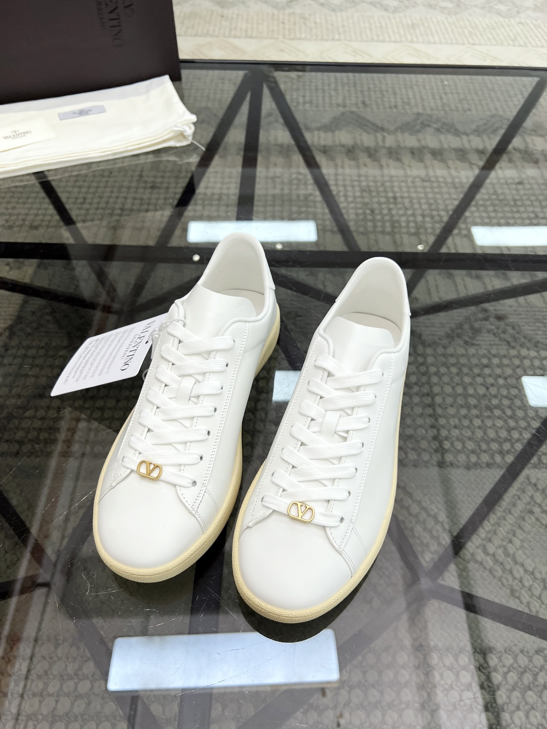 NO:222883,Brand VALENTINO Color Original Color Code Number 38-45 Standard Code Price Material Valentino New Product Casual Sports Shoes!  Classic old-fashioned original single quality top version fashion trend details are impeccable using imported cowhide splicing to make cowhide feet feel comfortable and superior quality original replica outsole, Valentino casual shoes, valentino, valentino, sneakers, cowhide19860909品牌VALENTINO 颜色原版配色 码数38-45标准码 价格 材质华伦天奴新品休闲 运动鞋！经典不老款原单品质顶级版本时尚潮流细节无可挑剔采用进口牛皮拼接制作牛皮垫脚脚感舒适品质优越原版复刻大底,华伦天奴休闲鞋,valentino,valentino,sneakers,cowhide,Men's shoes