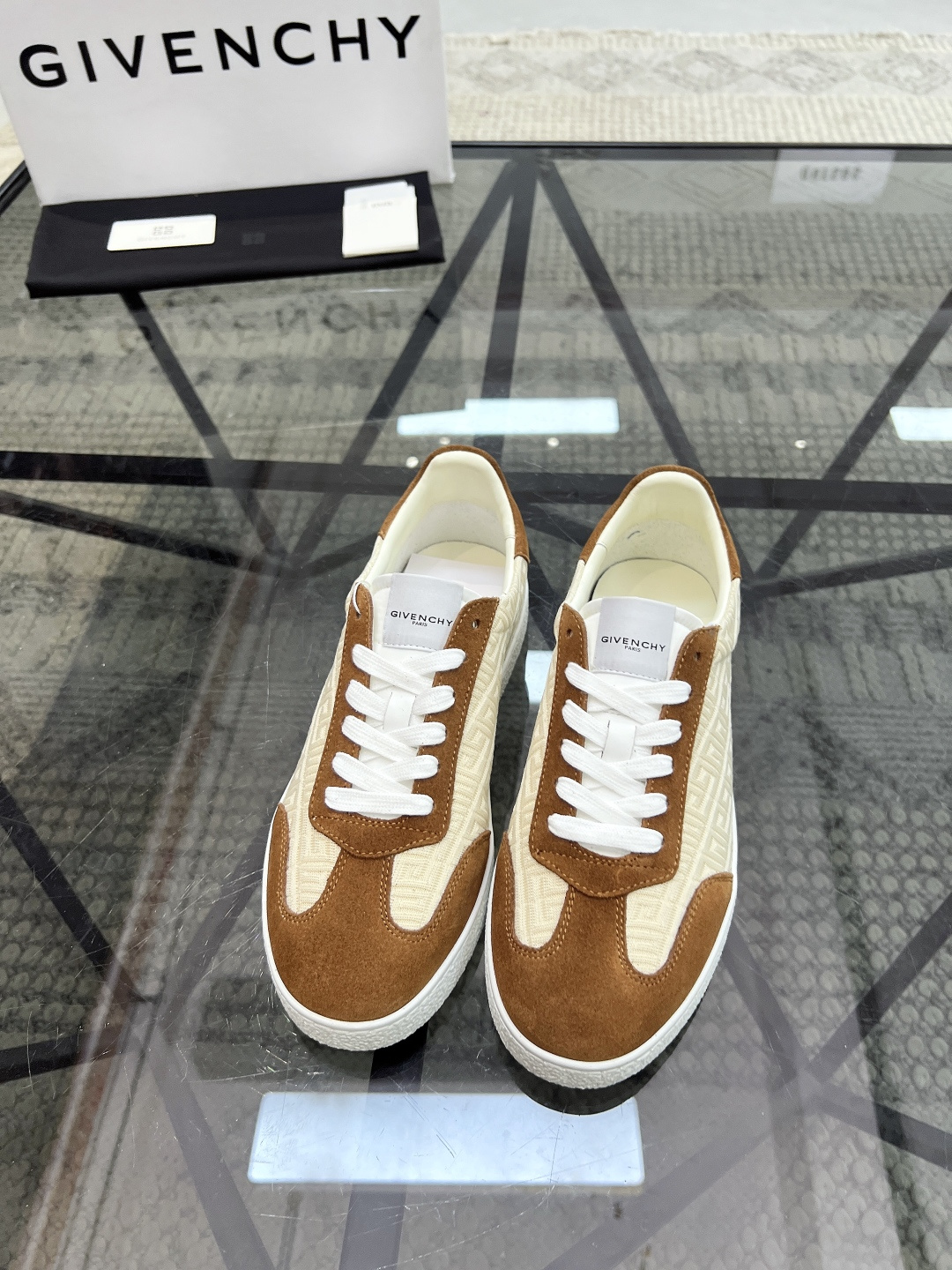 NO:223133,Brand GIVENCHY Color Original Color Number 38-44 Customized 45.46 Price Material Givenchy Top-grade Original Product!  The upper is sold simultaneously with cowhide and colored cloth water-dyed cowhide leather. Original outsole. The style is fashionable, simple and elegant. All-match style. Givenchy casual shoes. Givenchy, given, given, cowhide.19860909品牌GIVENCHY 颜色 原版配色 码数38-44定做45.46 价格 材质纪梵希顶级·原单货！精品好货专柜 同步发售鞋面采用牛皮搭配彩色布面水染牛皮里 原版大底 版型时尚简洁大方 百搭款,纪梵希休闲鞋,givenchy,givenchy,cowhide,Men's shoes