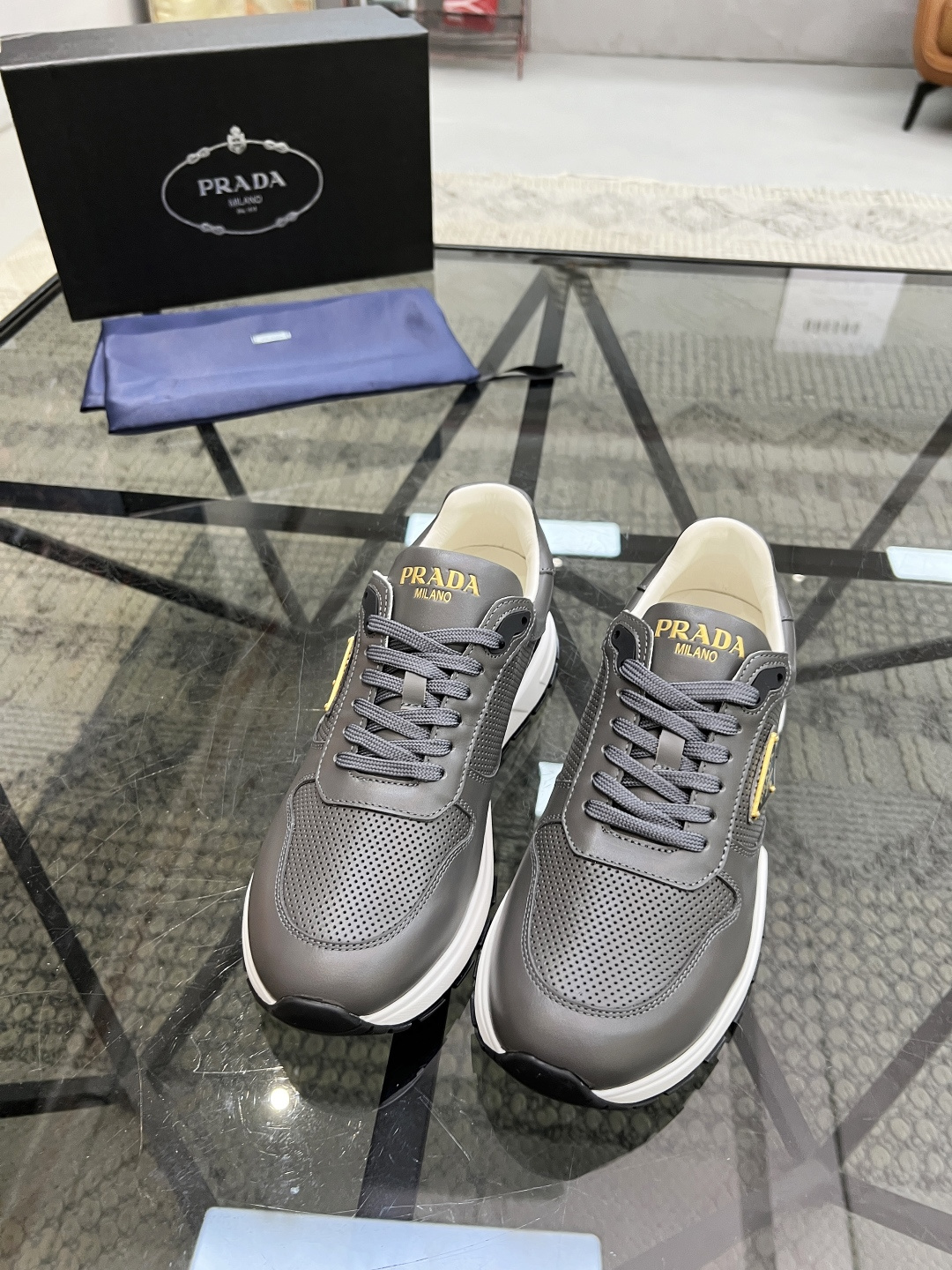 NO:338472,Brand PRADA color original color matching, code number 38-44 customized 45 price Material Prada new product original single-stock low-top casual shoes!  The upper is made of original soft cowhide, matched with Prada logo cowhide inner lining, cowhide foot pad original mold open sole, high quality worth owning, Prada, prada, cowhide19860909品牌PRADA 颜色原版配色 码数38-44定做45 价格 材质普拉达新品原单货低帮 休闲鞋！鞋面采用原版柔软牛皮 搭配普拉达标识牛皮内里 牛皮垫脚原版开模大底、高品质值得拥有,普拉达,prada,prada,cowhide,Men's shoes