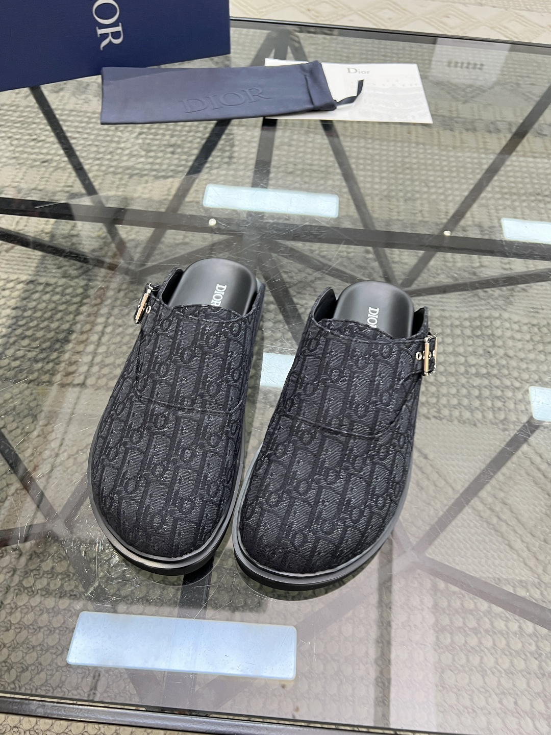 NO:340015,Brand Dior color original color matching, size 39-45 customized. 46 Price Material Dior men's slippers New product, showing a casual and elegant style. It is carefully crafted with grained cowhide leather and Oblique printed fabric, with cowhide inner!  Cross-band design, decorated with metal clad brass CD Diamond logo. Imported cowhide and rubber soles make it more refined and comfortable, and decorated with Oblique printing effect anti-slip inserts to enhance the style, Dior-slippers-sandals, dior, dior, sandals, slippers, cowhide19860909品牌Dior 颜色原版配色 码数39-45订做.46 价格 材质迪奥男款拖鞋 新品,彰显休闲高雅的风范.采用粒面牛皮革、Oblique印花面料精心制作,牛皮内里！交叉带设计,饰以金属覆层黄铜 CD Diamond 标志.进口牛皮和橡胶鞋底更显精致,舒适非凡,饰以 Oblique 印花效果防滑镶片提升格调,迪奥-拖鞋-凉鞋,dior,dior,sandals,slippers,cowhide,Men's shoes