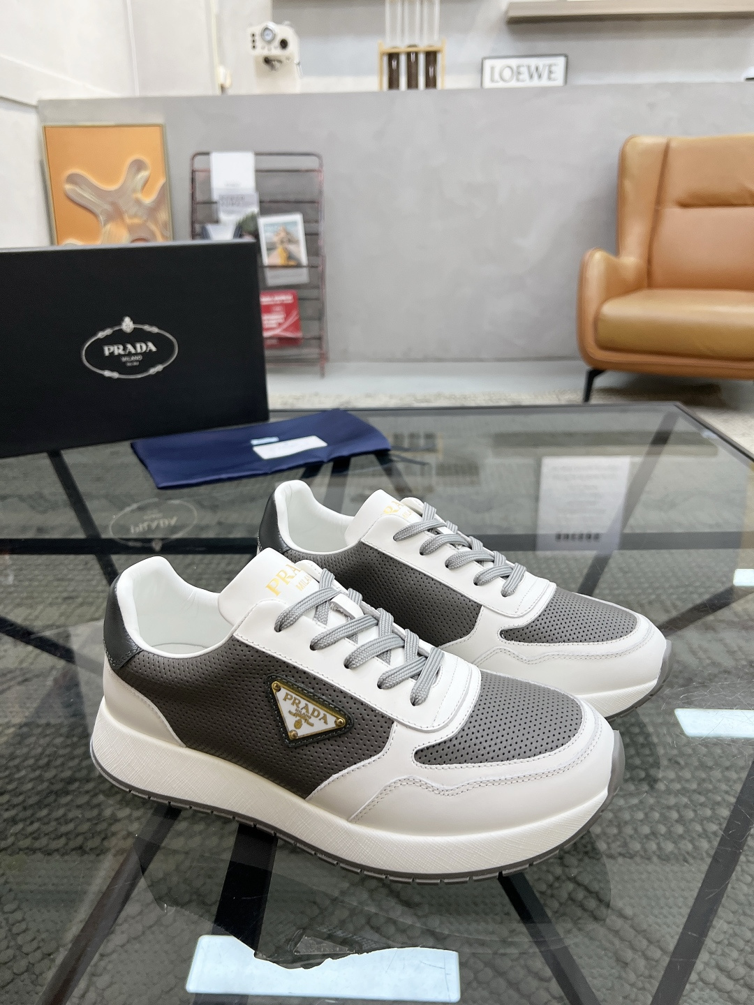 NO:339005,Brand P R A D A Color Original Color Pair Number 38-44 Customized 45.46 Price Material Prada New Product Original Single-Custom Low-top Casual Sports Shoes!  The upper is made of original soft cowhide with Prada logo cowhide inner lining. The original molded outsole of cowhide is made of high quality, worth owning. Prada, prada, sneakers, cowhide19860909品牌P R A D A 颜色原版配色 码数38-44定做45.46 价格 材质普拉达新品原单货低帮休闲运动鞋！鞋面采用原版柔软牛皮搭配普拉达标识牛皮内里 牛皮垫脚原版开模大底、高品质值得拥有,普拉达,prada,sneakers,cowhide,Men's shoes