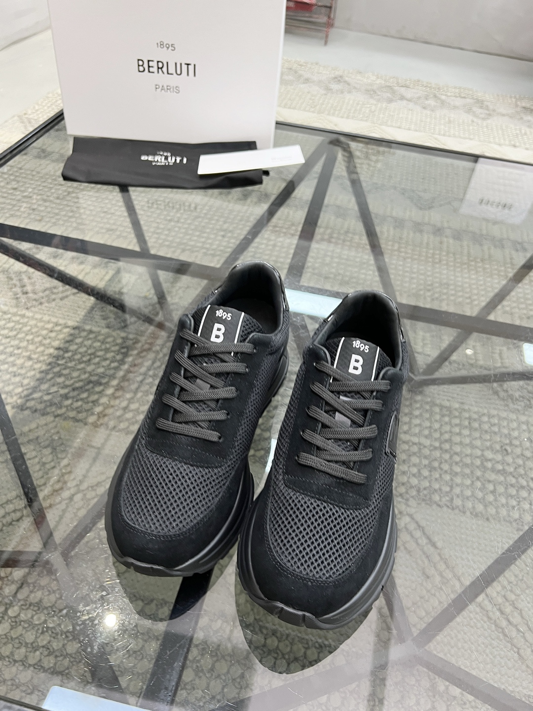 NO:341681,Brand Berluti Color Original Color Size 39-44 Customized 38.45 Price Material Berluti 2025 New Model High-end Top · Original Single Ber* Berluti French Top Men's Shoes, Berluti's Brand's debut broke the convention and launched a new Edge last. This bold improvement of the iconic last is of great significance to its unique shape and width of the side. On Alessandro shoes, this angular outline is more perspective-like by Kris' bold and professional new Cloudy dyeing. It is both business and casual. Classic and fashionable!  The handwritten patterns on the shoe body add a lot of color, Berluti19860909品牌Berluti 颜色原版配色 码数39-44定做38.45 价格 材质伯尔鲁帝2025新款 高端 顶级·原单Ber*布鲁提法国顶级男鞋,Berluti品牌的首秀中打破常规,推出全新的Edge鞋楦.标志性鞋楦的这种大胆改良,对于其独特形状和边宽创意工作意义重大、在Alessandro鞋履上,这种棱角分明的轮廓经Kris大胆专业的全新Cloudy 染色显得更有透视感.既商务又休闲.经典时尚！鞋身的手写纹更为其增色不少,Berluti 布鲁提,Men's shoes