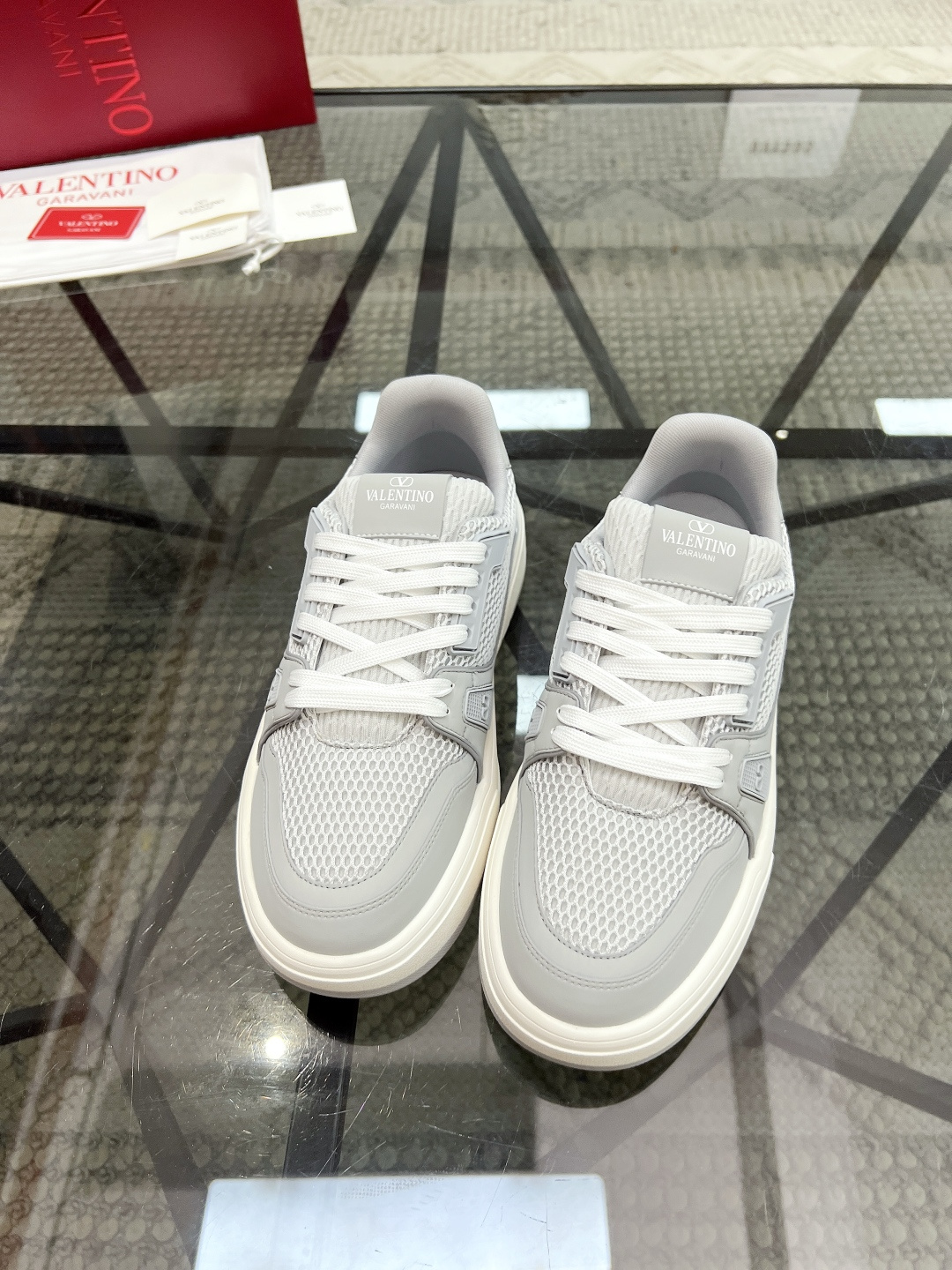 NO:341146,Brand VALENTINO Color Original Color Size 35-45 Couple Model Price Material Valentino New Product Casual Sports Shoes!  Classic old-fashioned original single quality top version fashion trend details are impeccable using imported cowhide splicing to make mesh cloth foot pad foot feel comfortable and superior quality original replica outsole, Valentino casual shoes, valentino, valentino, sneakers, cowhide19860909品牌VALENTINO 颜色原版配色 码数35-45情侣款 价格 材质华伦天奴新品休闲 运动鞋！经典不老款原单品质顶级版本时尚潮流细节无可挑剔采用进口牛皮拼接制作网布垫脚脚感舒适品质优越原版复刻大底,华伦天奴休闲鞋,valentino,valentino,sneakers,cowhide,Men's shoes