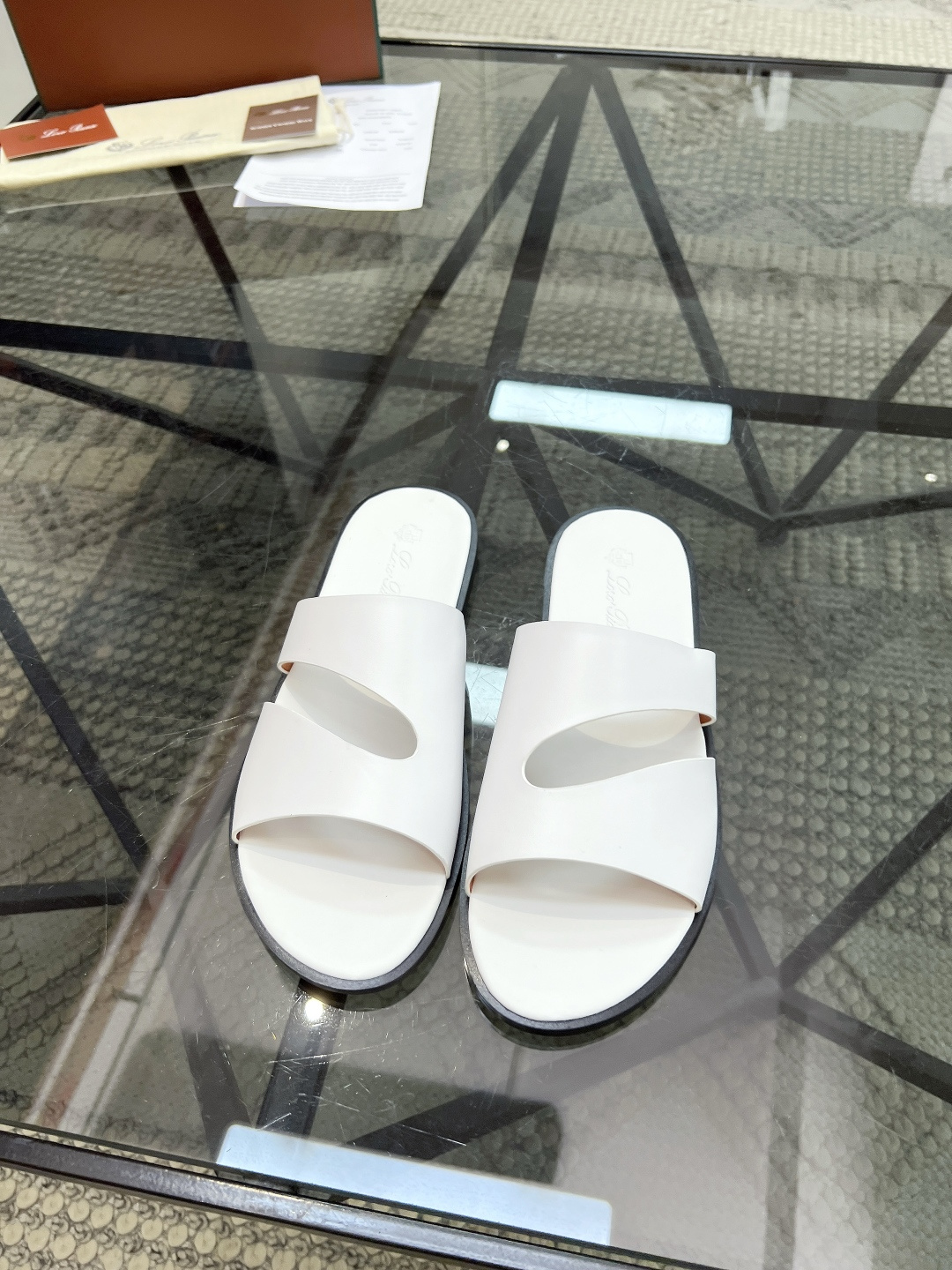 NO:338280,Brand Loro Piana color original color matching code number 39-44 customized 384546 price Material Nouo Pianya summer hot product shipped!  LP men's casual sandals The upper of this sandal is made of Italian calfskin, which presents a unique three-dimensional effect. The mid-layer foot is the original 1:1 replica private model. It has three-dimensional and skin-friendly feel. It is extremely comfortable to wear., LP-slippers-sandals, loro piana, loro piana, sandals, slippers, cowhide19860909品牌Loro Piana 颜色原版配色 码数39-44定做384546 价格 材质诺悠翩雅夏季爆款出货！LP男士休闲凉拖鞋 此款凉鞋 鞋面采用意大利小牛皮,呈现出别致的立体效果,中层脚掌为原版1:1复刻私模 立体感和亲肤感十足 上脚极度舒适.,LP-拖鞋-凉鞋,loro piana,loro piana,sandals,slippers,cowhide,Men's shoes