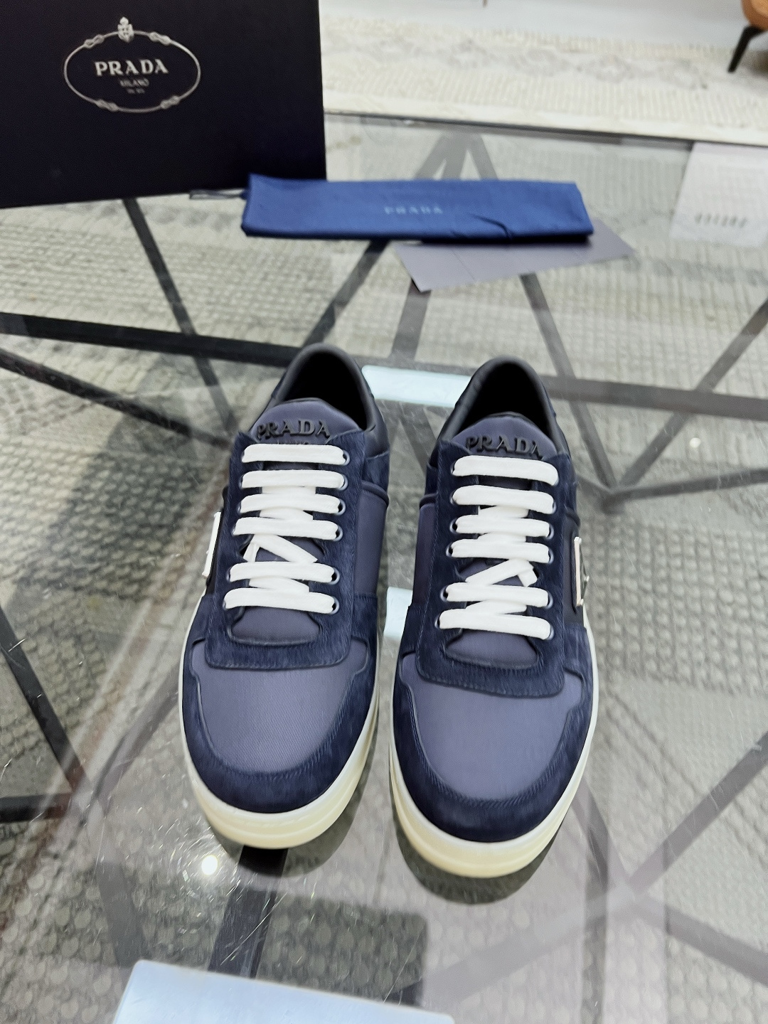 NO:341735,Brand PRADA color original color matching, code number 38-44 customized 45 price Material Prada new product original single-stock low-top casual shoes!  The upper is made of cowhide with cloth Prada logo cowhide inner lining. The original molded sole of cowhide is opened, high quality worth owning. Prada, prada, prada, cowhide19860909品牌PRADA 颜色原版配色 码数38-44定做45 价格 材质普拉达新品原单货低帮 休闲鞋！鞋面采用牛皮配布普拉达标识牛皮内里 牛皮垫脚原版开模大底、高品质值得拥有,普拉达,prada,prada,cowhide,Men's shoes