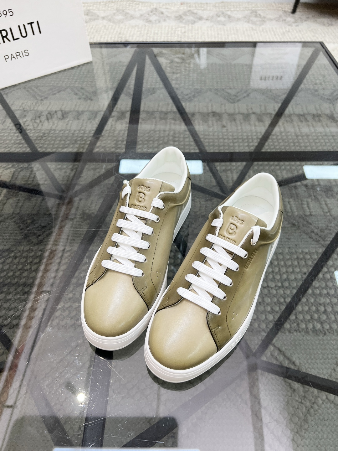 NO:338275,Brand Berluti color original color matching 39-44 Customized 45.46 Price Material Berluti new style high-end Top · Original single Ber* Berluti French top men's shoes, Berluti brand's debut broke the convention and launched a new Edge last. This bold improvement of the iconic last is of great significance to its unique shape and width of the side. On Alessandro shoes, this angular outline is more perspective-like by Kris' bold and professional new Cloudy dyeing. It is both business and casual. Classic and fashionable!  The handwritten patterns on the shoe body add a lot of color, Berluti19860909品牌Berluti 颜色原版配色 码数39-44定做45.46 价格 材质伯尔鲁帝新款 高端 顶级·原单Ber*布鲁提法国顶级男鞋,Berluti品牌的首秀中打破常规,推出全新的Edge鞋楦.标志性鞋楦的这种大胆改良,对于其独特形状和边宽创意工作意义重大、在Alessandro鞋履上,这种棱角分明的轮廓经Kris大胆专业的全新Cloudy 染色显得更有透视感.既商务又休闲.经典时尚！鞋身的手写纹更为其增色不少,Berluti 布鲁提,Men's shoes