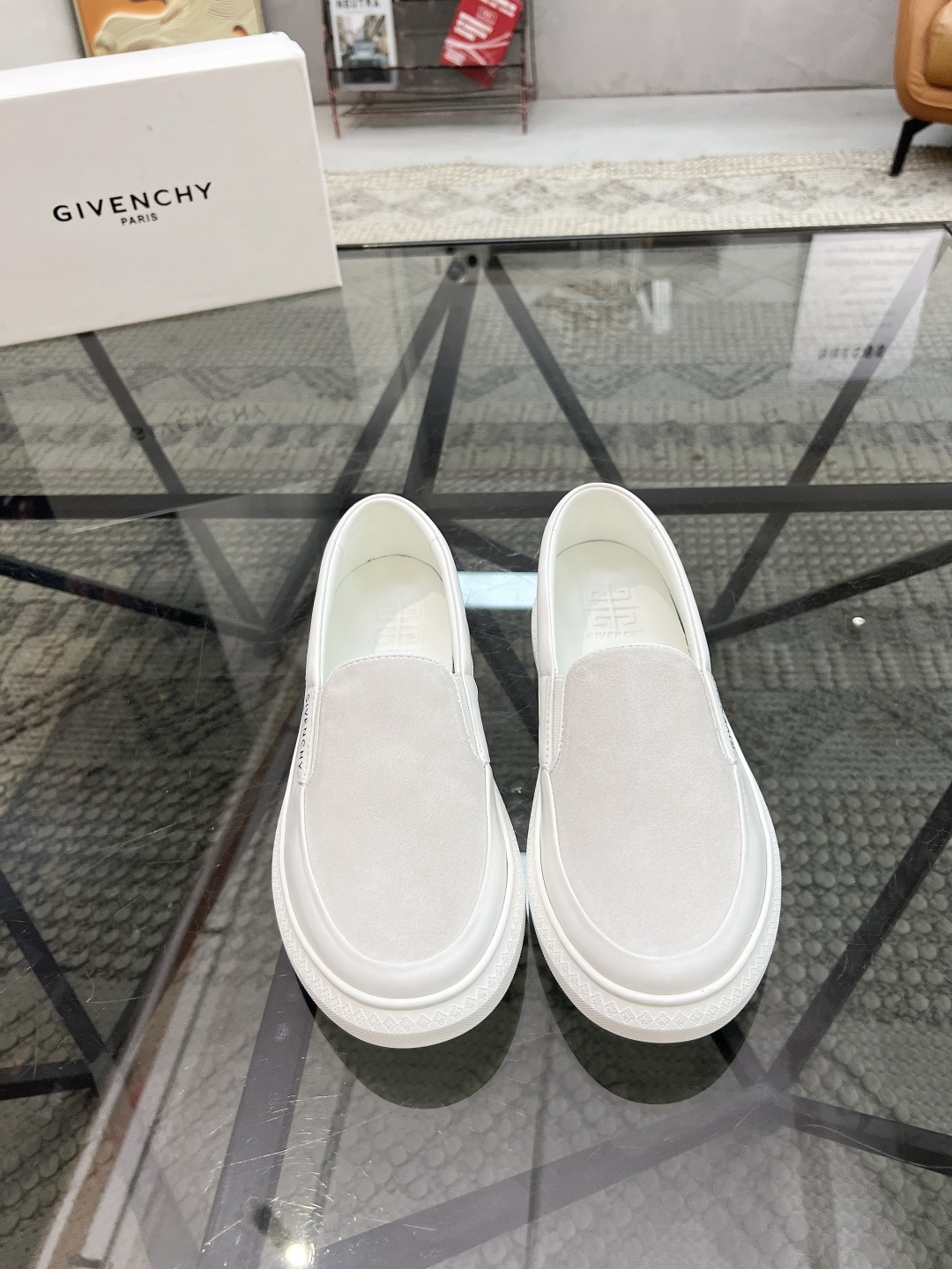 NO:338286,Brand GIVENCHY Color Original Color Number 39-44 Customized 38.45 Price Material Givenchy Top-grade Original Product!  The upper is sold simultaneously with cowhide and colored cloth water-dyed cowhide leather. Original outsole. The style is fashionable, simple and elegant. All-match style. Givenchy casual shoes. Givenchy, given, given, cowhide.19860909品牌GIVENCHY 颜色 原版配色 码数39-44定做38.45 价格 材质纪梵希顶级·原单货！精品好货专柜 同步发售鞋面采用牛皮搭配彩色布面水染牛皮里 原版大底 版型时尚简洁大方 百搭款,纪梵希休闲鞋,givenchy,givenchy,cowhide,Men's shoes