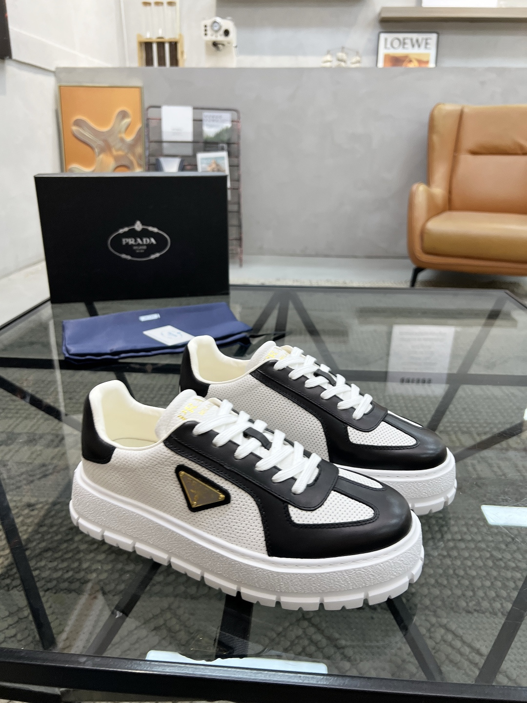 NO:620357,Brand PRADA color original color matching code number 38-44 customized 45.46 price material Prada new product original low-top casual shoes!  The upper is made of original soft cowhide with Prada logo cowhide lining. The cowhide foot pads are original molded outsoles. High quality is worth owning. Prada, prada, prada, cowhide19860909品牌PRADA 颜色原版配色 码数38-44定做45.46 价格 材质普拉达新品原单货低帮 休闲鞋！鞋面采用原版柔软牛皮 搭配普拉达标识牛皮内里 牛皮垫脚原版开模大底、高品质值得拥有,普拉达,prada,prada,cowhide,Men's shoes