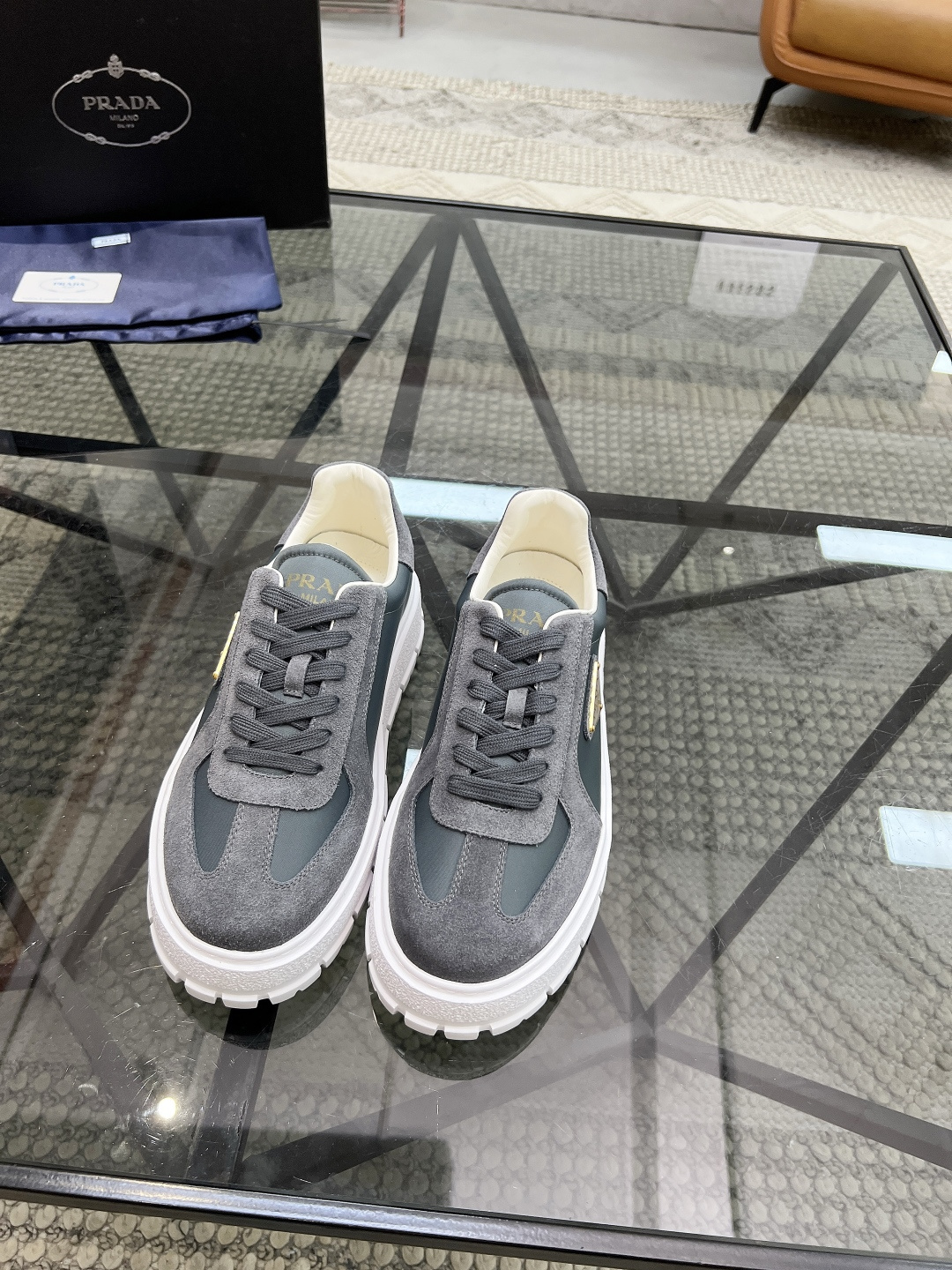 NO:339126,Brand PRADA color original color matching number 38-44 customized 45.46 price Material Prada new product original single-stock low-top casual shoes!  The upper is made of original soft cowhide, matched with Prada logo cowhide inner lining, cowhide foot pad original mold open sole, high quality worth owning, Prada, prada, cowhide19860909品牌PRADA 颜色原版配色 码数38-44定做45.46 价格 材质普拉达新品原单货低帮 休闲鞋！鞋面采用原版柔软牛皮 搭配普拉达标识牛皮内里 牛皮垫脚原版开模大底、高品质值得拥有,普拉达,prada,prada,cowhide,Men's shoes