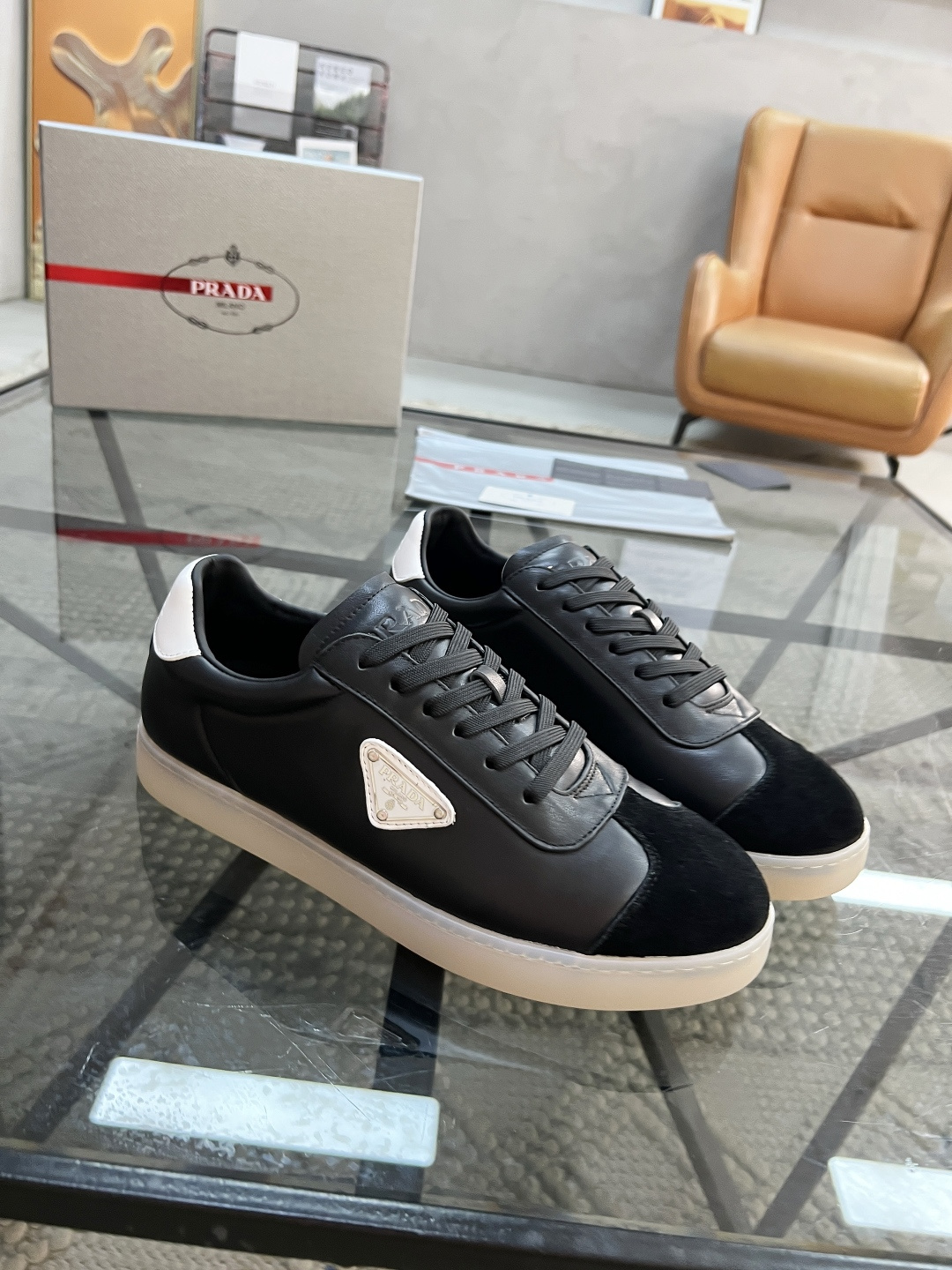 NO:339452,Brand PRADA color original color matching code number 38-45 standard code price Material Prada new product original single-stock low-top casual shoes!  The upper is made of cowhide with cloth Prada logo. The original molded sole of cowhide is opened, high quality is worth owning. Prada, prada, prada, cowhide19860909品牌PRADA 颜色原版配色 码数38-45标准码 价格 材质普拉达新品原单货低帮 休闲鞋！鞋面采用牛皮配布普拉达标识 牛皮垫脚原版开模大底、高品质值得拥有,普拉达,prada,prada,cowhide,Men's shoes