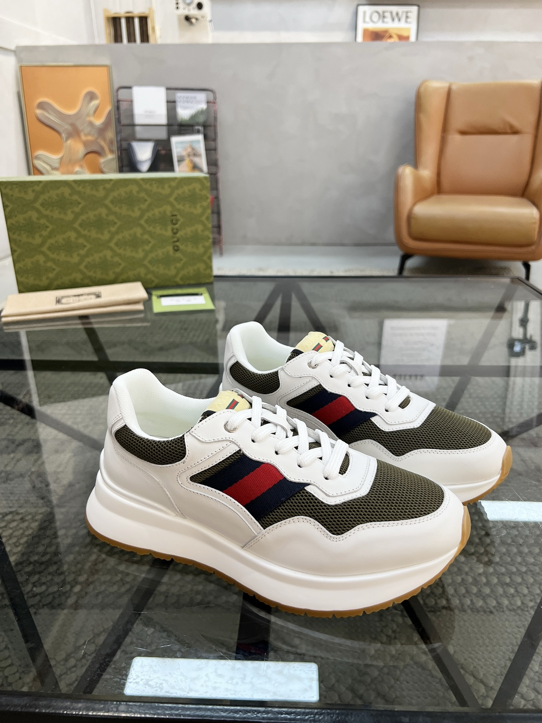 NO:339039,Brand G U C C I color original color matching Number of 38-44 Customized 45.46 Price Material Guqi counter synchronizes new casual shoes!  High quality Top version 1:1 made fashionable and trendy details impeccable with imported calfskin made of soft and comfortable cowhide inner foot feeling comfortable and superior quality original outsole, Guqi casual shoes, cowhide19860909品牌G U C C I 颜色原版配色 码数38-44定做45.46 价格 材质古奇专柜同步新品休闲鞋！高品质 顶级版本1:1制作时尚潮流细节无可挑剔采用进口小牛皮制作柔软舒适牛皮内里脚感舒适品质优越原版大底,古奇 休闲鞋,cowhide,Men's shoes