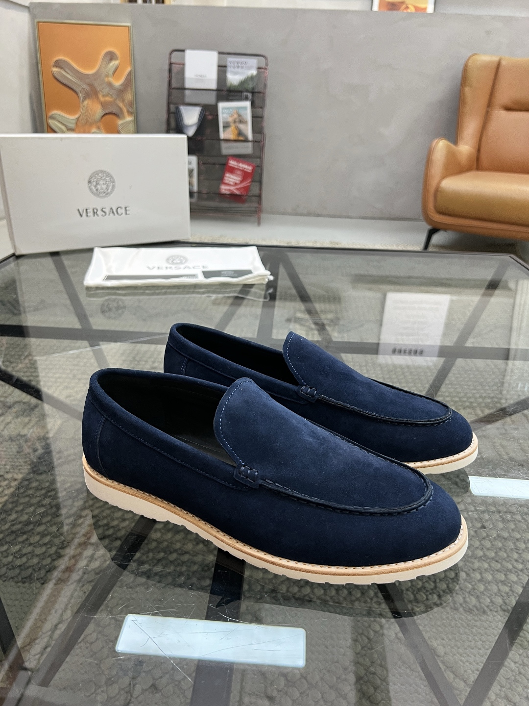 NO:338507,Brand VERSACE color original color matching code number 38-44 customized 45. Price Material Versace new business men's shoes!  Top original quality, imported cowhide inner cowhide foot pad style, elegant and elegant, perfect streamlined high-quality workmanship 1:1 accurate reproduction, pure handmade to create a comfortable wearing experience, original outsole, Versace casual shoes, versace, versace, cowhide19860909品牌VERSACE 颜色原版配色 码数38-44定做45. 价格 材质范思哲新款商务男鞋！顶级原单品质 采用进口牛皮牛皮内里牛皮垫脚版型大气上脚超有气质完美的流线高品质做工1:1精准复刻 纯手工打造舒适的穿着体验原版大底,范思哲 休闲鞋,versace,versace,cowhide,Men's shoes