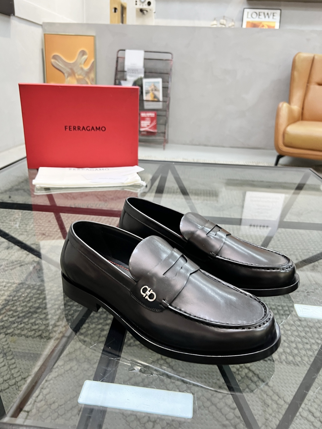 NO:338530,Brand Ferragamo Color original color matching Number 39-44 Custom made 38.45.46 Price Material Ferragamo New Style Men's Business Leather Shoes are perfectly handmade Original quality Exquisite workmanship rigorous upper is imported waxed and polished cowhide cowhide cowhide inner Original (real leather sole) upper high-end and atmospheric, Ferragamo Leather Shoes, ferragamo, ferragamo, cowhide, Leather soles19860909品牌Ferragamo 颜色原版配色 码数39-44定做38.45.46 价格 材质菲拉格慕新款 男士 商务皮鞋发售完美的手工制作 原单品质 做工精致严谨鞋面采用进口打蜡擦色牛皮工艺牛皮内里 原版（真皮大底）上脚 高端大气,菲拉格慕 皮鞋,ferragamo,ferragamo,cowhide,Leather soles,Men's shoes