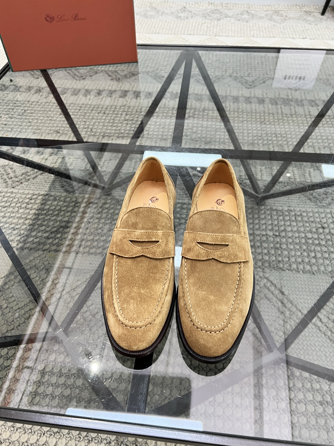 NO:620544,Brand Loro Piana color original color matching code number 39-44 custom-made 38/45 price material Loro Piana new business leather shoes shipped!  LP men's high-end leather shoes. The upper of this men's shoe is made of Italian calfskin, showing a unique three-dimensional effect. The middle sole is a 1:1 replica of the original private model. It is full of three-dimensionality and skin-friendly feeling. The upper foot is extremely comfortable. Original (genuine leather outsole), LP-leather shoes, loro piana, loro piana, cowhide, Leather soles19860909品牌Loro Piana 颜色原版配色 码数39-44定做38/45 价格 材质诺悠翩雅新款商务皮鞋出货！LP男士高端皮鞋 此款男鞋 鞋面采用意大利小牛皮,呈现出别致的立体效果,中层脚掌为原版1:1复刻私模 立体感和亲肤感十足 上脚极度舒适.原版（真皮大底）,LP-皮鞋,loro piana,loro piana,cowhide,Leather soles,Men's shoes