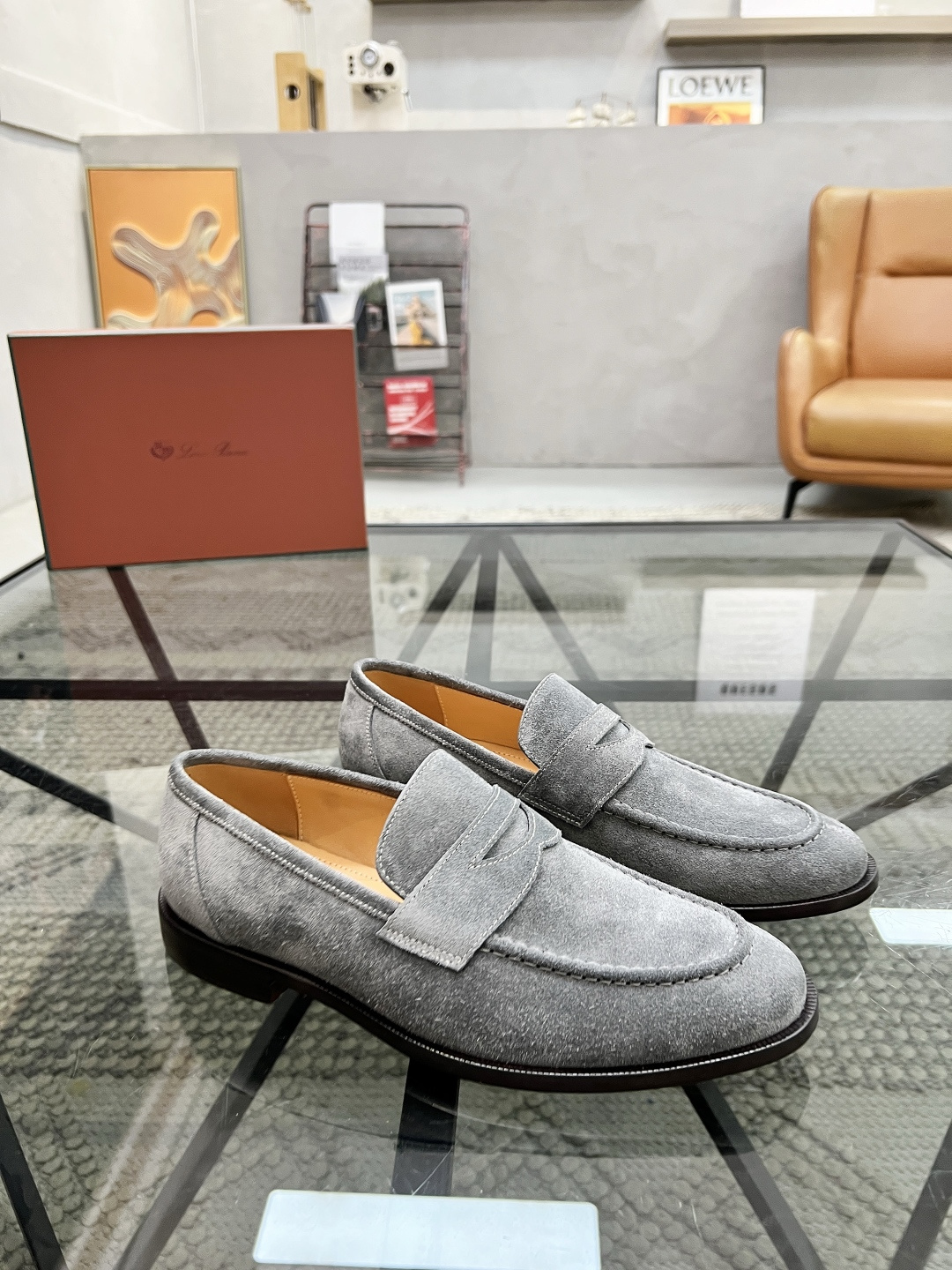 NO:339985,Brand Loro Piana color original color matching code number 39-44 customized 38/45 price Material Nuoyou Pianya new business leather shoes shipped!  LP men's high-end leather shoes. The upper of this men's shoe is made of Italian calfskin, which presents a unique three-dimensional effect. The mid-layer foot is the original 1:1 replica private model. It has three-dimensional and skin-friendly feel. It is extremely comfortable to wear. Original (general leather sole), LP-leather shoes, loro piana, loro piana, cowhide, Leather soles19860909品牌Loro Piana 颜色原版配色 码数39-44定做38/45 价格 材质诺悠翩雅新款商务皮鞋出货！LP男士高端皮鞋 此款男鞋 鞋面采用意大利小牛皮,呈现出别致的立体效果,中层脚掌为原版1:1复刻私模 立体感和亲肤感十足 上脚极度舒适.原版（真皮大底）,LP-皮鞋,loro piana,loro piana,cowhide,Leather soles,Men's shoes