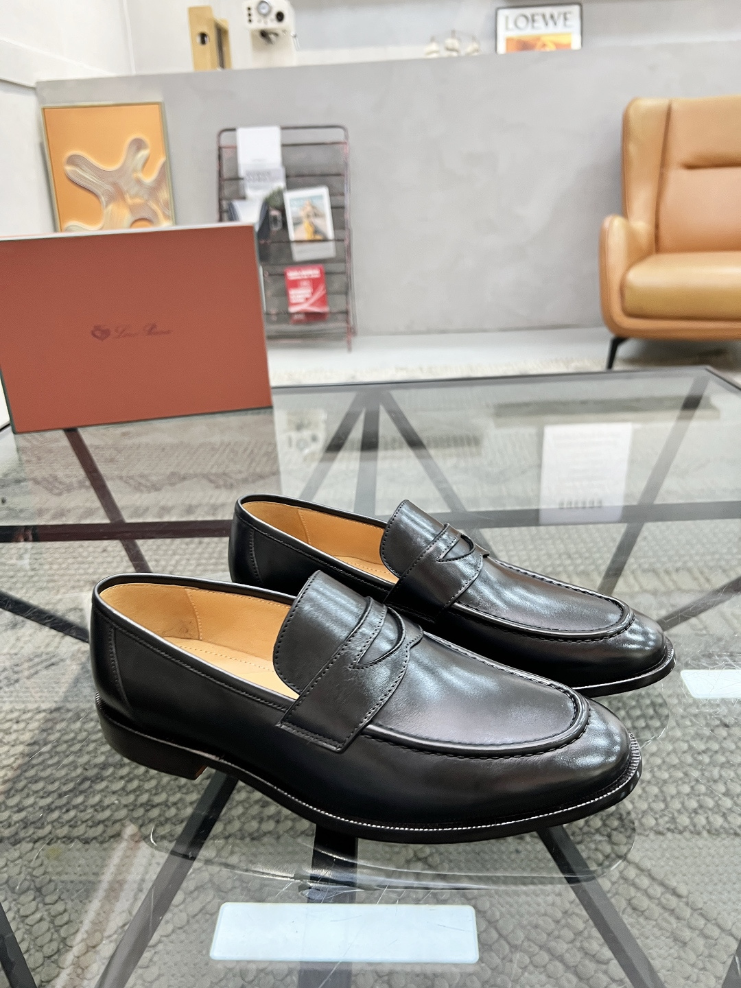 NO:338543,Brand Loro Piana color original color matching code number 39-44 customized 38/45 price Material Nuoyou Pianya new business leather shoes shipped!  LP men's high-end leather shoes. The upper of this men's shoe is made of Italian calfskin, which presents a unique three-dimensional effect. The mid-layer foot is the original 1:1 replica private model. It has three-dimensional and skin-friendly feel. It is extremely comfortable to wear. Original (general leather sole), LP-leather shoes, loro piana, loro piana, cowhide, Leather soles19860909品牌Loro Piana 颜色原版配色 码数39-44定做38/45 价格 材质诺悠翩雅新款商务皮鞋出货！LP男士高端皮鞋 此款男鞋 鞋面采用意大利小牛皮,呈现出别致的立体效果,中层脚掌为原版1:1复刻私模 立体感和亲肤感十足 上脚极度舒适.原版（真皮大底）,LP-皮鞋,loro piana,loro piana,cowhide,Leather soles,Men's shoes