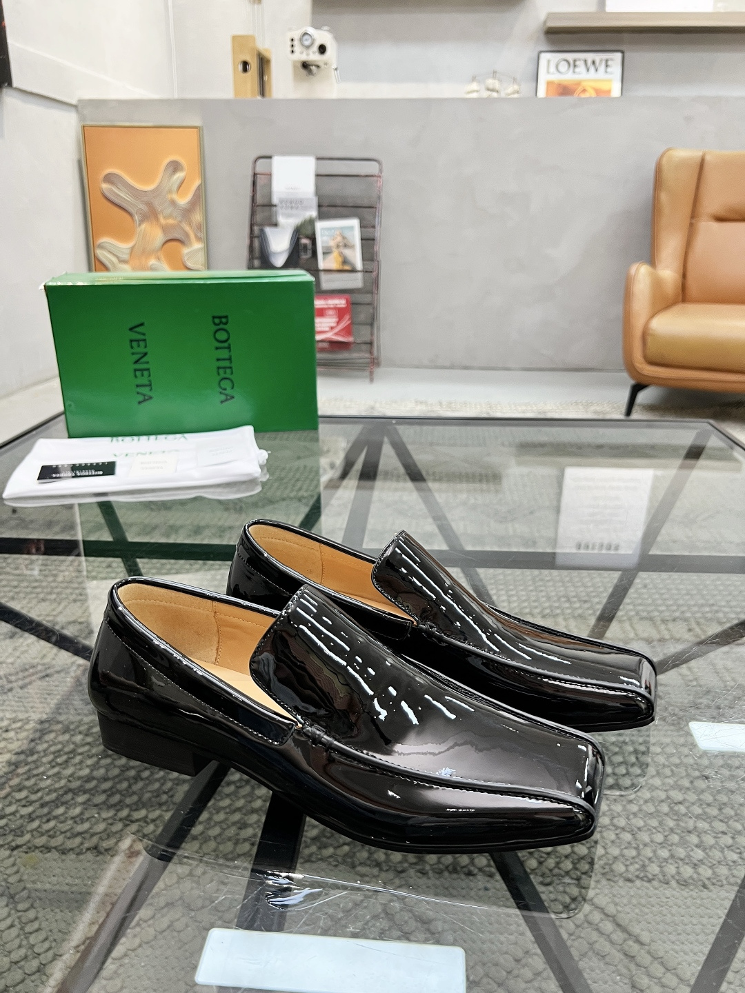 NO:338608,Brand BOTTEGA VENETA color original color matching 35-44 couples price Material BOTTEGA new style casual footwear!  Quality, please see the details, classic simple design, rigorous and fine upper imported cowhide, handmade double-layer weaving, create a fashionable headline cowhide inner foot, fashionable and atmospheric original version, original special for outsole, high quality, worth owning, BV leather shoes, bottega veneta, bottega veneta, cowhide19860909品牌BOTTEGA VENETA 颜色原版配色 码数35-44情侣款 价格 材质宝缇嘉新款 休闲 套脚鞋！质量请看细节经典简约设计做工严谨精细鞋面进口牛皮手工双层编织制作打造出时尚头条牛皮内里上脚时尚大气原版 原版特供大底 高品质 值得拥有,BV皮鞋,bottega veneta,bottega veneta,cowhide,Men's shoes