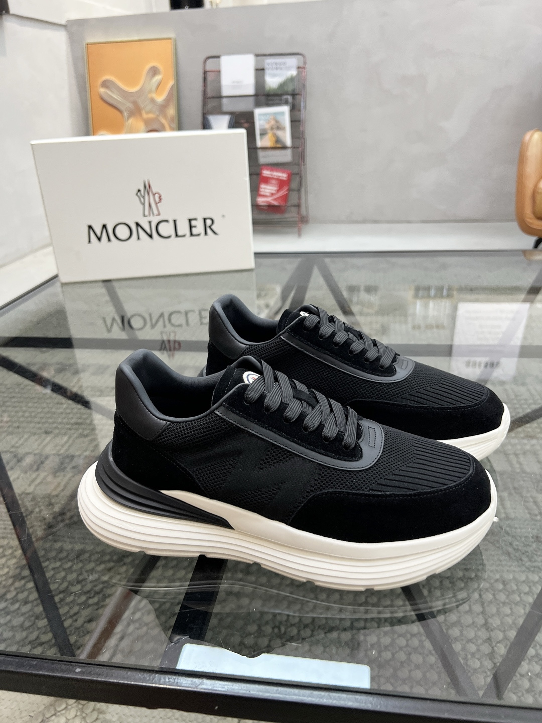 NO:339451,Brand MONCLER Color original color matching Size 39-44 Customized 38.45 Price Material mask 2025 new casual shoes Official website synchronization Upper imported cowhide stitching and splicing design, shoe tongue inlaid with iconic brand round rubber label, iconic three-stripe details, cowhide inner splicing mesh, original mold open cowhide latex pad, foot bottom air compressor brand logo, original mold open flat rubber foam light sole. Details can reach more than 98, cover-up casual shoes, Moncler, cowhide19860909品牌MONCLER 颜色原版配色 码数39-44定做38.45 价格 材质蒙口2025新品休闲鞋 官网同步 鞋面意大利进口牛皮缝合拼接设计、鞋舌镶嵌标志性品牌圆胶标、标志性三条纹细节、牛皮内里拼接网布、原版开模牛皮乳胶垫、垫脚底部空压品牌标志LOGO、原版开模平底橡胶发泡轻底.细节与原版可达98以上相似、,蒙口 休闲鞋,Moncler,cowhide,Men's shoes
