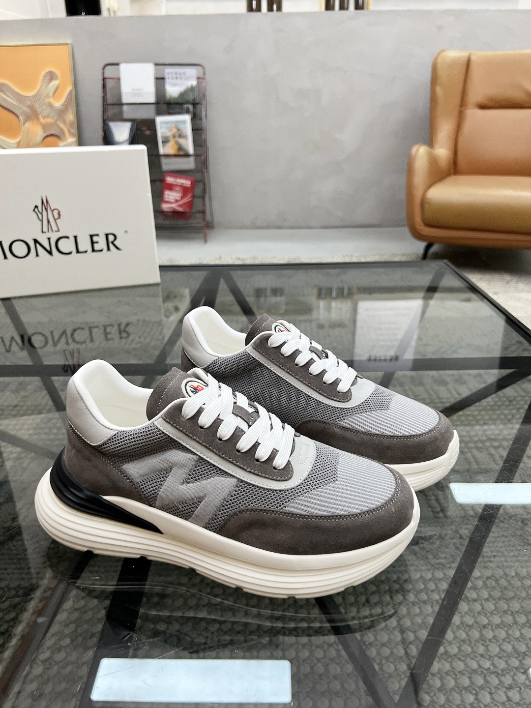 NO:339461,Brand MONCLER Color original color matching Size 39-44 Custom made 38.45 Price Material mask 2025 new casual shoes Official website synchronization Upper imported cowhide stitching and splicing design, shoe tongue inlaid with iconic brand round rubber label, iconic three-stripe details, cowhide inner splicing mesh, original molded cowhide latex pad, foot bottom air compressed brand logo, original molded flat rubber foam light sole. Details can reach more than 98, masked casual shoes, Moncler, cowhide19860909品牌MONCLER 颜色原版配色 码数39-44定做38.45 价格 材质蒙口2025新品休闲鞋 官网同步 鞋面意大利进口牛皮缝合拼接设计、鞋舌镶嵌标志性品牌圆胶标、标志性三条纹细节、牛皮内里拼接网布、原版开模牛皮乳胶垫、垫脚底部空压品牌标志LOGO、原版开模平底橡胶发泡轻底.细节与原版可达98以上相似,蒙口 休闲鞋,Moncler,cowhide,Men's shoes