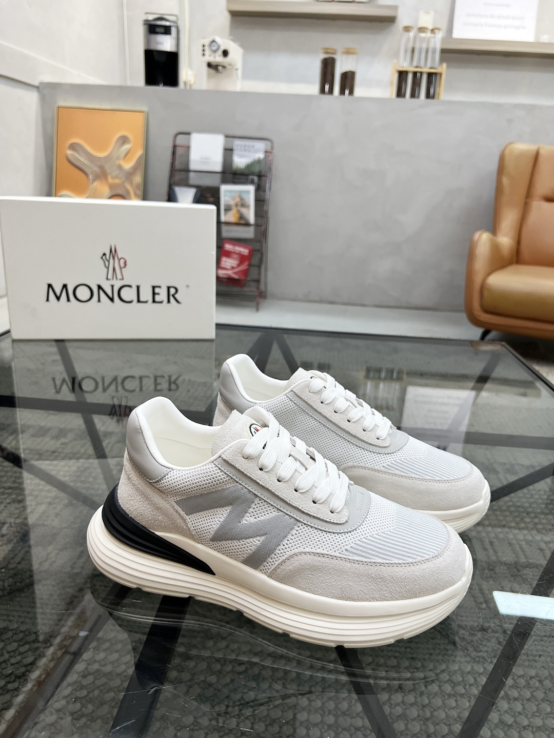 NO:603943,Brand MONCLER color original color matching code number 39-44 customized 38.45 price material mask 2025 new casual shoes official website synchronization  The upper is stitched and spliced with cowhide imported from Italy, the tongue is inlaid with the iconic brand's round rubber label, the iconic three-stripe details, the cowhide lining is spliced with mesh, the original open-molded cowhide latex pad, the air-pressed brand logo on the bottom of the foot pad, the original open-molded flat rubber foam light sole. The details are similar to the original version, which can reach more than 98,, hooded casual shoes, Moncler, cowhide19860909品牌MONCLER 颜色原版配色 码数39-44定做38.45 价格 材质蒙口2025新品休闲鞋 官网同步 鞋面意大利进口牛皮缝合拼接设计、鞋舌镶嵌标志性品牌圆胶标、标志性三条纹细节、牛皮内里拼接网布、原版开模牛皮乳胶垫、垫脚底部空压品牌标志LOGO、原版开模平底橡胶发泡轻底.细节与原版可达98以上相似、,蒙口 休闲鞋,Moncler,cowhide,Men's shoes