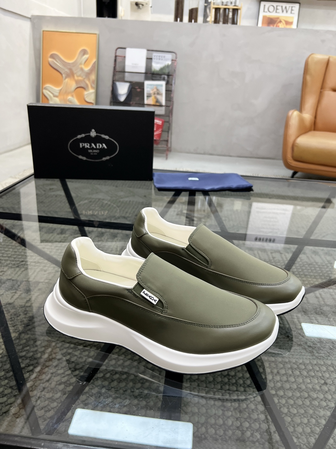 NO:339389,Brand P R A D A Color Original Color Pair Number 39-44 Customized 38.45 Price Material Prada New Product Original Single-Place Low-top Casual Sports Shoes!  The upper is made of original soft cowhide with Prada logo cowhide inner lining. The original molded outsole of cowhide is made of high quality, worth owning. Prada, prada, sneakers, cowhide19860909品牌P R A D A 颜色原版配色 码数39-44定做38.45 价格 材质普拉达新品原单货低帮休闲运动鞋！鞋面采用原版柔软牛皮搭配普拉达标识牛皮内里 牛皮垫脚原版开模大底、高品质值得拥有,普拉达,prada,sneakers,cowhide,Men's shoes