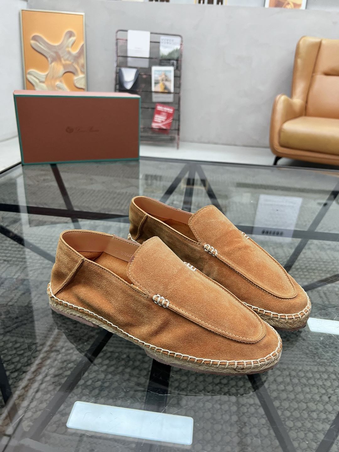 NO:339243,Brand Loro Piana color original color matching code number 39-44 standard code price material Nouo Pianya autumn hot product shipped!  The window style LoroPiana mesh cowhide casual sports men's shoes This casual shoe is knitted with Wind fiber, presenting a unique three-dimensional effect. The unique style is slightly narrowed in the middle and is embellished with Naba Leather. The light rubber sole and edge studs enhance grip and stability. The functional details of the shoe are full of modern aesthetics. The upper uses hot melt edge sealing process. The light technical material of the Kummel color rubber outsole is inlaid with cushioning pads on the inner side of the sole, which makes the weight distribution more even and reduces the load during travel. The leather eyelets are directly placed on the upper fixed to the sole to ensure stability. The rear is equipped with cushioning pads to enhance the comfort of wearing. LP casual shoes, loro piana, loro piana, cowhide19860909品牌Loro Piana 颜色原版配色 码数39-44标准码 价格 材质诺悠翩雅秋季爆款出货！橱窗款LoroPiana网面牛皮休闲运动男鞋 这款休闲鞋采用Wind纤维针织而成,呈现出别致的立体效果,独特的版型在中段轻微变窄,并以纳巴革细节点缀.轻盈橡胶鞋底和边缘的鞋钉增强抓地力和稳定性,充满现代美感的功能细节设计为鞋子平添了运动风格.鞋面使用热熔封边工艺 Kummel色橡胶外底的轻盈技术材料鞋底内侧镶嵌着缓冲垫,让重量分配更平均,减轻行进间的负荷 皮革鞋眼直接设于固定在鞋底的鞋面上,以确保稳定性 后部搭配缓冲垫,以提升穿着舒适感,LP休闲鞋,loro piana,loro piana,cowhide,Men's shoes