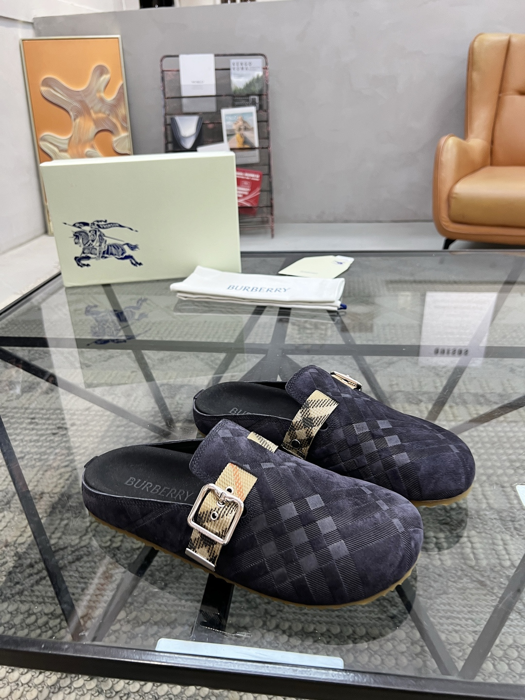 NO:340553,Brand BURBERRY Color Original Color Number 38-44 Customized 45.46 Price Material Burberry 2025 New Product Men's Casual Semi-slippers are made of original cowhide surfaces, comfortable soft cowhide footbeds, simple style design, fashion trend original rubber outsole, Burberry-slippers-sandals, burberry, burberry, sandals, slippers, cowhide19860909品牌BURBERRY 颜色原版配色 码数38-44定做45.46 价格 材质巴宝莉2025新品 男士 休闲半拖鞋面采用原版牛皮面制作舒适柔软牛皮垫脚简约的版型设计时尚潮流原版橡胶大底,巴宝莉-拖鞋-凉鞋,burberry,burberry,sandals,slippers,cowhide,Men's shoes