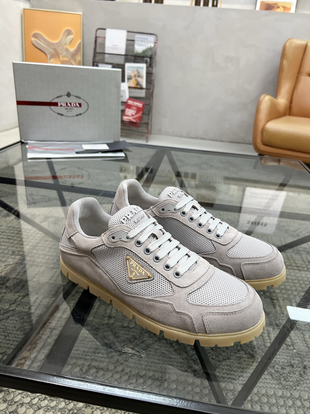 NO:341841,Brand P R A D A Color Original Color Pair Number 38-44 Customized 45. Price Material Prada New Product Original Single-Custom Low-top Casual Sports Shoes!  The upper is made of original cowhide with cowhide inner lining. The original molded sole of cowhide is made of high quality. Prada, prada, sneakers, cowhide19860909品牌P R A D A 颜色原版配色 码数38-44定做45. 价格 材质普拉达新品原单货低帮休闲运动鞋！鞋面采用原版牛皮搭配牛皮内里 牛皮垫脚原版开模大底、高品质值得拥有,普拉达,prada,sneakers,cowhide,Men's shoes