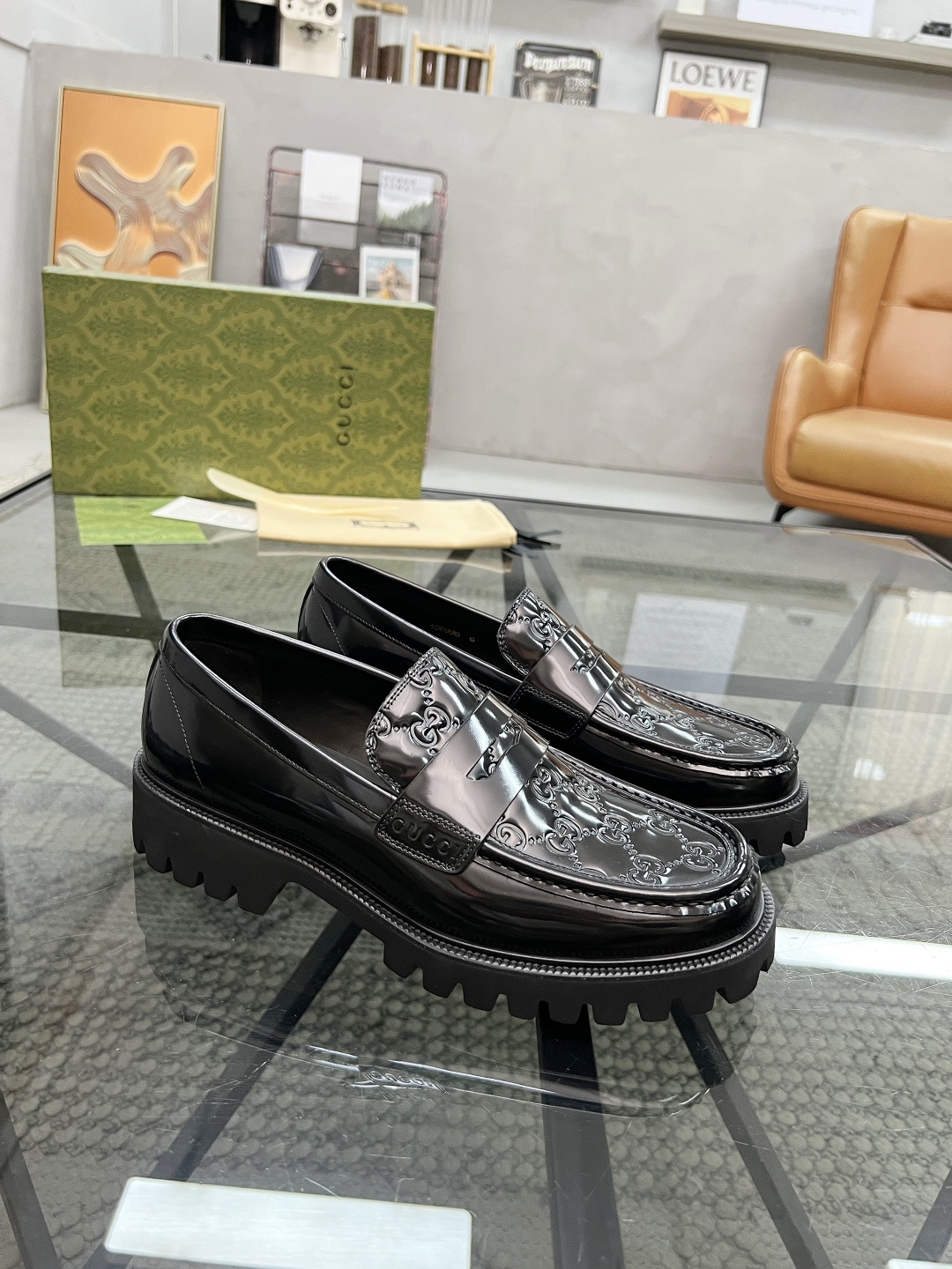 NO:575541,Brand G U C C I Color Original Color Code Number 39-44 Customized 38.45.46 Price Material Gucci New Style Business Formal Leather Shoes!  For quality, please see the details. Classic and simple design. Pure Goodyear handcraft. Rigorous and fine upper. Imported handmade cowhide production to create fashionable headlines. Cowhide lining is high-end customized. Original special outsole. High quality. Worth owning, Gucci leather shoes, cowhide19860909品牌G U C C I 颜色原版配色 码数39-44定做38.45.46 价格 材质古奇新款 商务正装皮鞋！质量请看细节经典简约设计纯固特异手工严谨精细鞋面进口手工牛皮制作打造出时尚头条牛皮内里高端定制 原版特供大底高品质 值得拥有,古奇 皮鞋,cowhide,Men's shoes