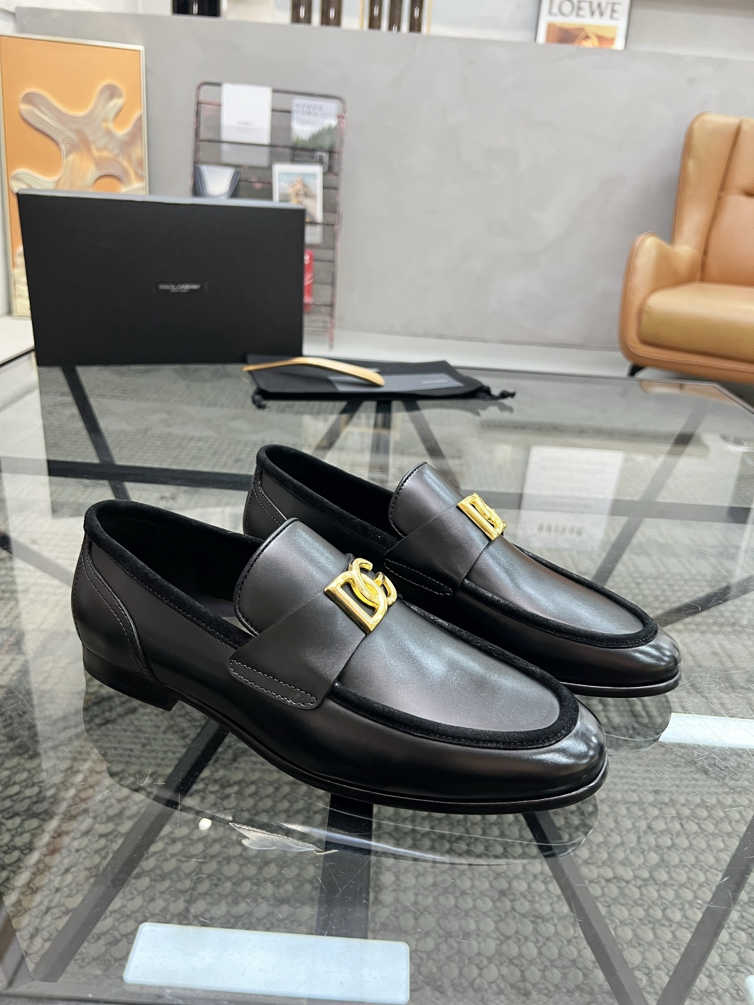 NO:339377,Brand D&G color original color matching 39-44 Custom made 38.45.46 Price Material Dolce & Gabbana/New Calfskin Mocasin Shoes Bernini Series Mocasin Shoes, embellished with new metal signs. Made of Mino Calfskin, (general leather outsole) retro and shiny texture complement each other, releasing contemporary and exquisite charm., Dolce & Gabbana leather shoes, Dolce & Gabbana, Dolce & Gabbana, Dolce & Gabbana, cowhide, Leather soles19860909品牌D&G 颜色原版配色 码数39-44定做38.45.46 价格 材质杜嘉班纳Dolce & Gabbana/新款小牛皮莫卡辛鞋 Bernini 系列莫卡辛鞋,点缀全新金属标牌.采用 Mino 小牛皮制成,（真皮大底）复古与亮泽质感相得益彰,释放当代考究魅力.,杜嘉班纳皮鞋,Dolce&Gabbana,Dolce&Gabbana,Dolce&Gabbana,cowhide,Leather soles,Men's shoes