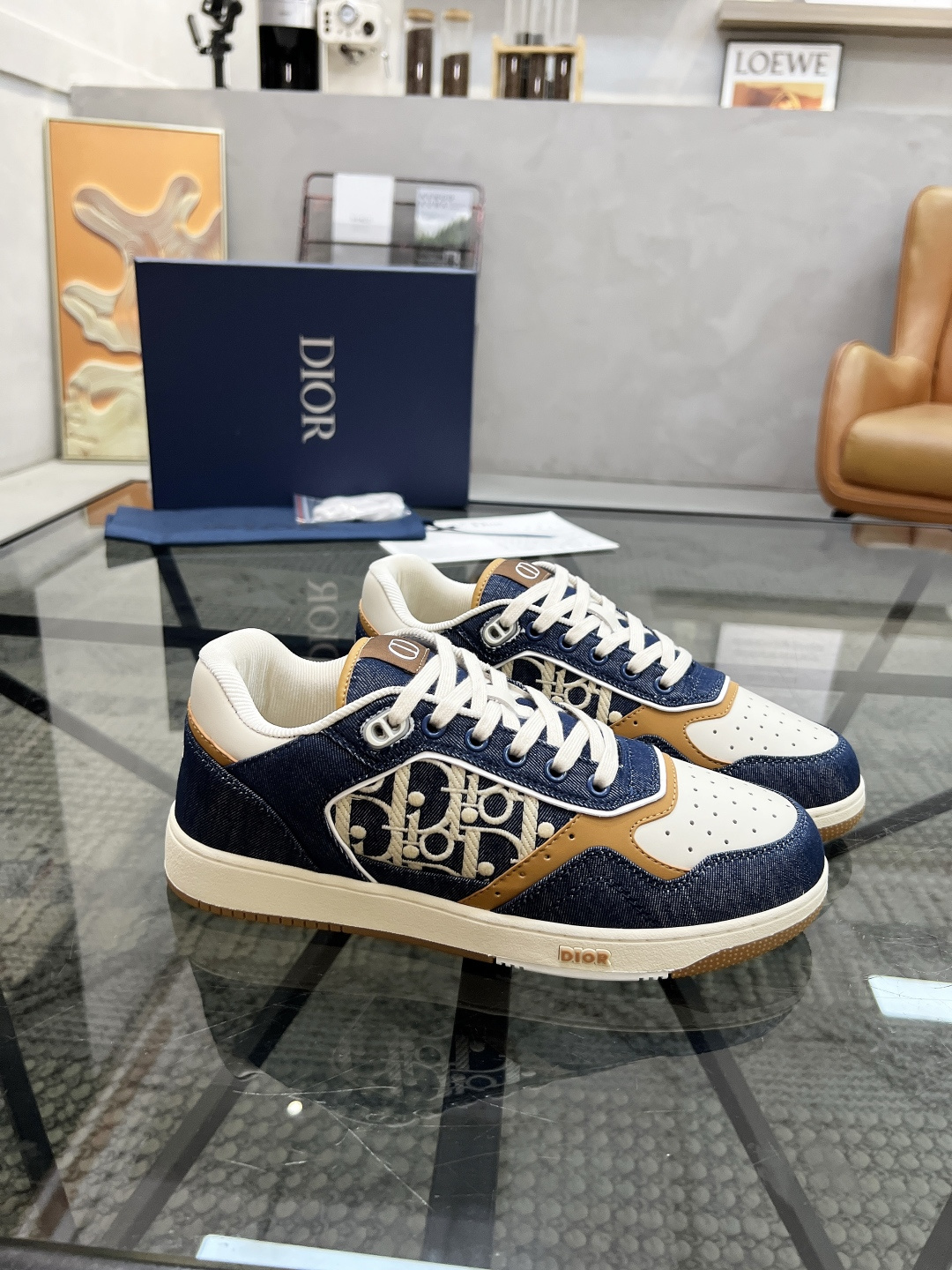 NO:341703,Brand DIOR color original color matching, 35-47 couple models, price, material, new autumn and winter joint-branded men's casual shoes!  D-home men's boots combine exquisite craftsmanship and elegant temperament, making them an ideal item for creating casual styles, printed splicing. The boots are decorated with decorative laces, durable rubber concave soles, reinforced heels and toe, and the sides are decorated with Dior AND SHAWN logo patches!  A must-have item for autumn and winter, buy fashionable essence quickly!  ,Dior casual shoes,dior,dior,dior,boots19860909品牌DIOR 颜色原版配色 码数35-47情侣款 价格 材质迪奥B27专柜新品秋冬联名款男士休闲鞋！D家男装靴子将精湛工艺与优雅气质合二为一,是打造休闲造型的理想单品,印花拼接.靴子采用装饰性鞋带,采用耐穿的橡胶凹凸鞋底及加强型鞋跟和鞋头,侧面饰以 Dior AND SHAWN 标志补丁装饰！秋冬必备单品,时髦精快快入手吧！,Dior休闲鞋,dior,dior,dior,boots,Men's shoes