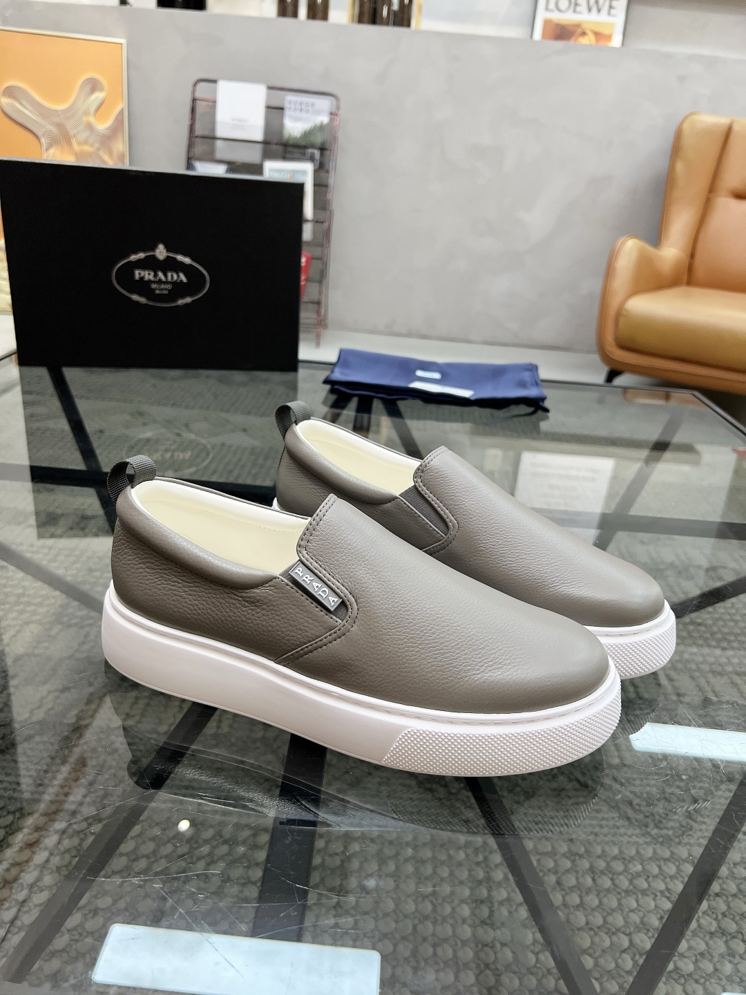 NO:340915,Brand P R A D A Color Original Color Code Number 39-44 Customized 38.45.46 Price Material Prada New Product Original Single-Place Low-top Casual Sports Shoes!  The upper is made of original soft cowhide with Prada logo cowhide inner lining. The original cowhide foot pad is super light and has high quality. Prada, prada, sneakers, cowhide19860909品牌P R A D A 颜色原版配色 码数39-44定做38.45.46 价格 材质普拉达新品原单货低帮休闲运动鞋！鞋面采用原版柔软牛皮搭配普拉达标识牛皮内里 牛皮垫脚原版开模超轻大底、高品质值得拥有,普拉达,prada,sneakers,cowhide,Men's shoes